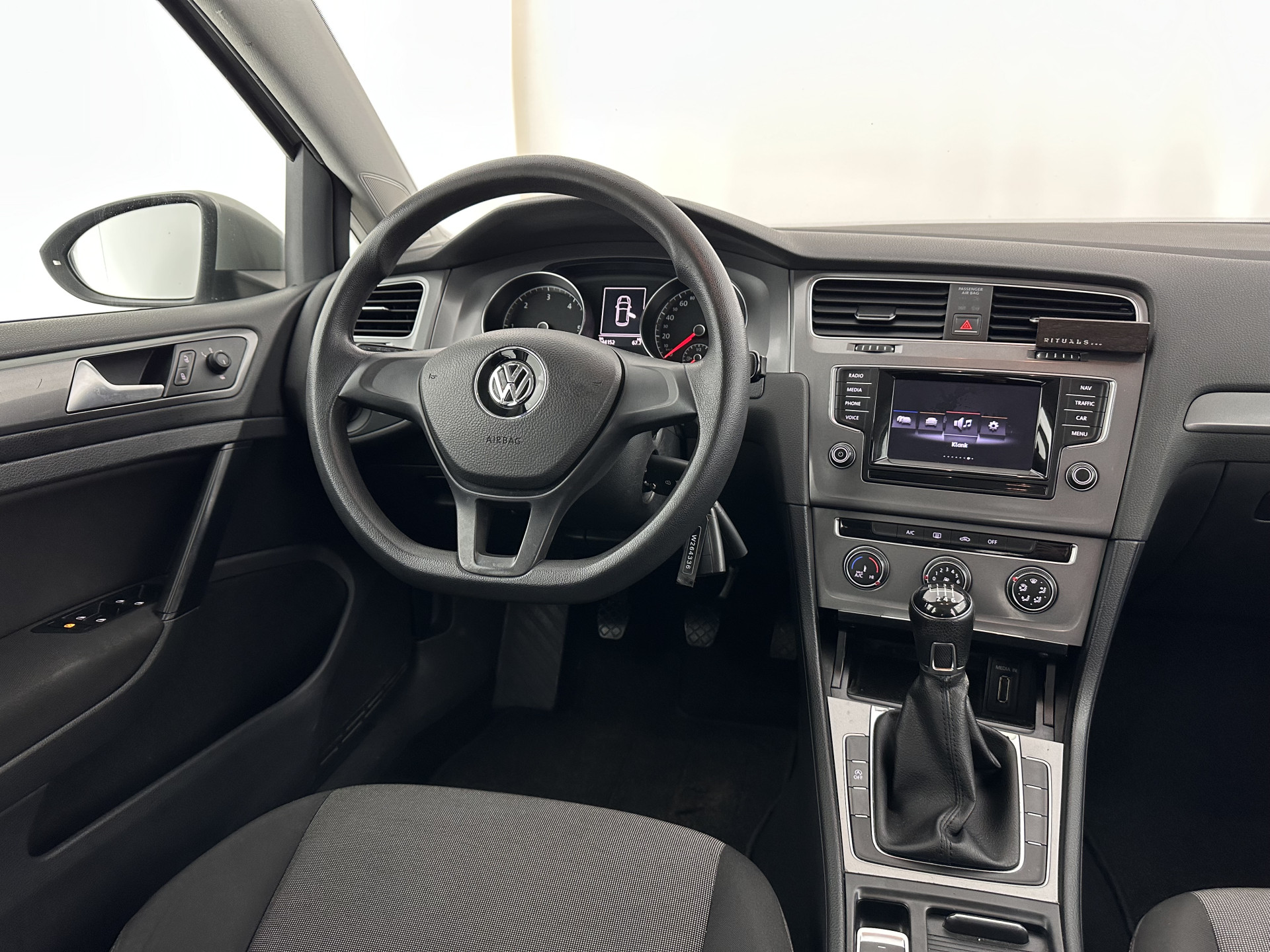 Volkswagen Golf 1.6 TDI Trendline Bluemotion (INCL.BTW) *NAVI-FULLMAP | AIRCO | CRUISE | COMFORT-SEATS | 15''ALU | TOWBAR*