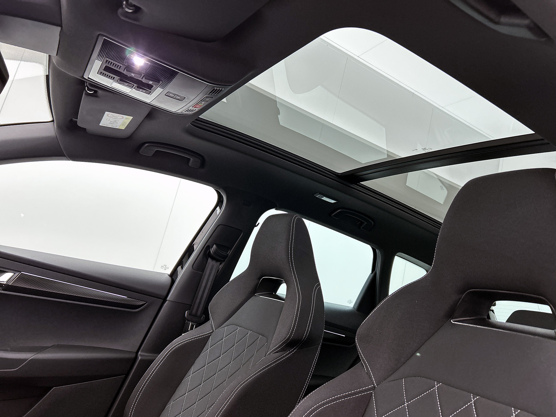 ŠKODA Karoq 1.5 TSI ACT Sportline Business | PANORAMADAK | 360 CAMERA | WINTERPACK | KEYLESS | NAVI | ELEKTR. ACHTERKLEP