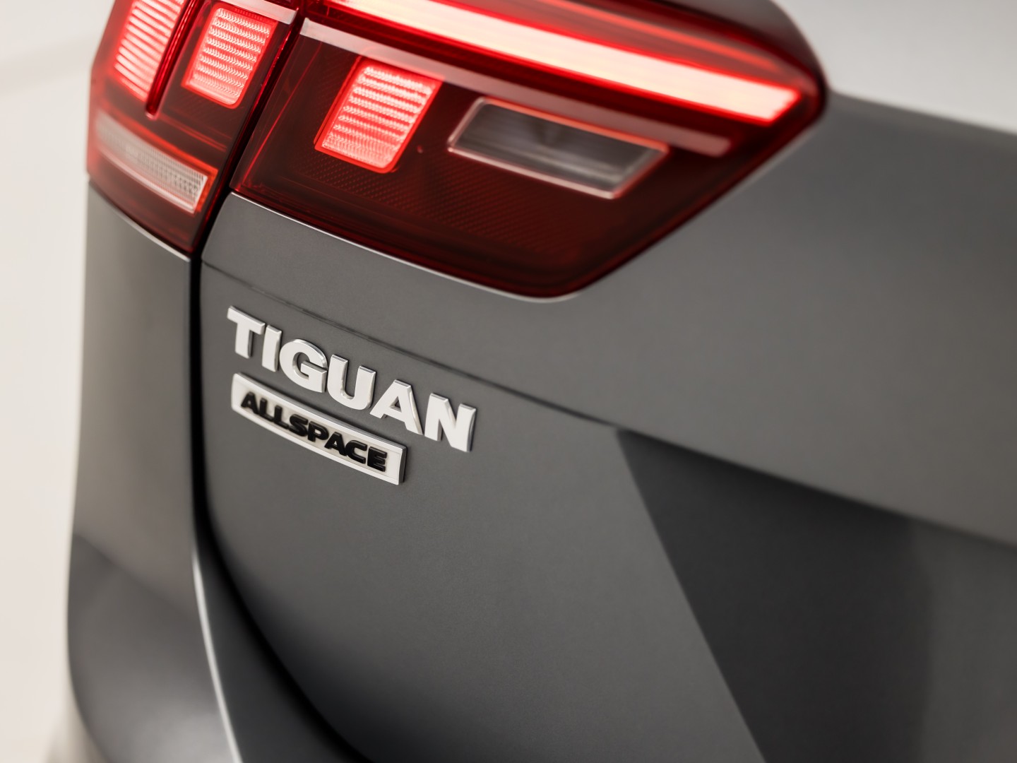 Volkswagen Tiguan Allspace 1.4 TSI Sportline 7 Persoons 150Pk Automaat (APPLE CARPLAY, GROOT NAVI, CLIMATE, GETINT GLAS, SPORTSTOELEN, PARKEERSENSOREN, ADAPTIVE CRUISE, NIEUWSTAAT)