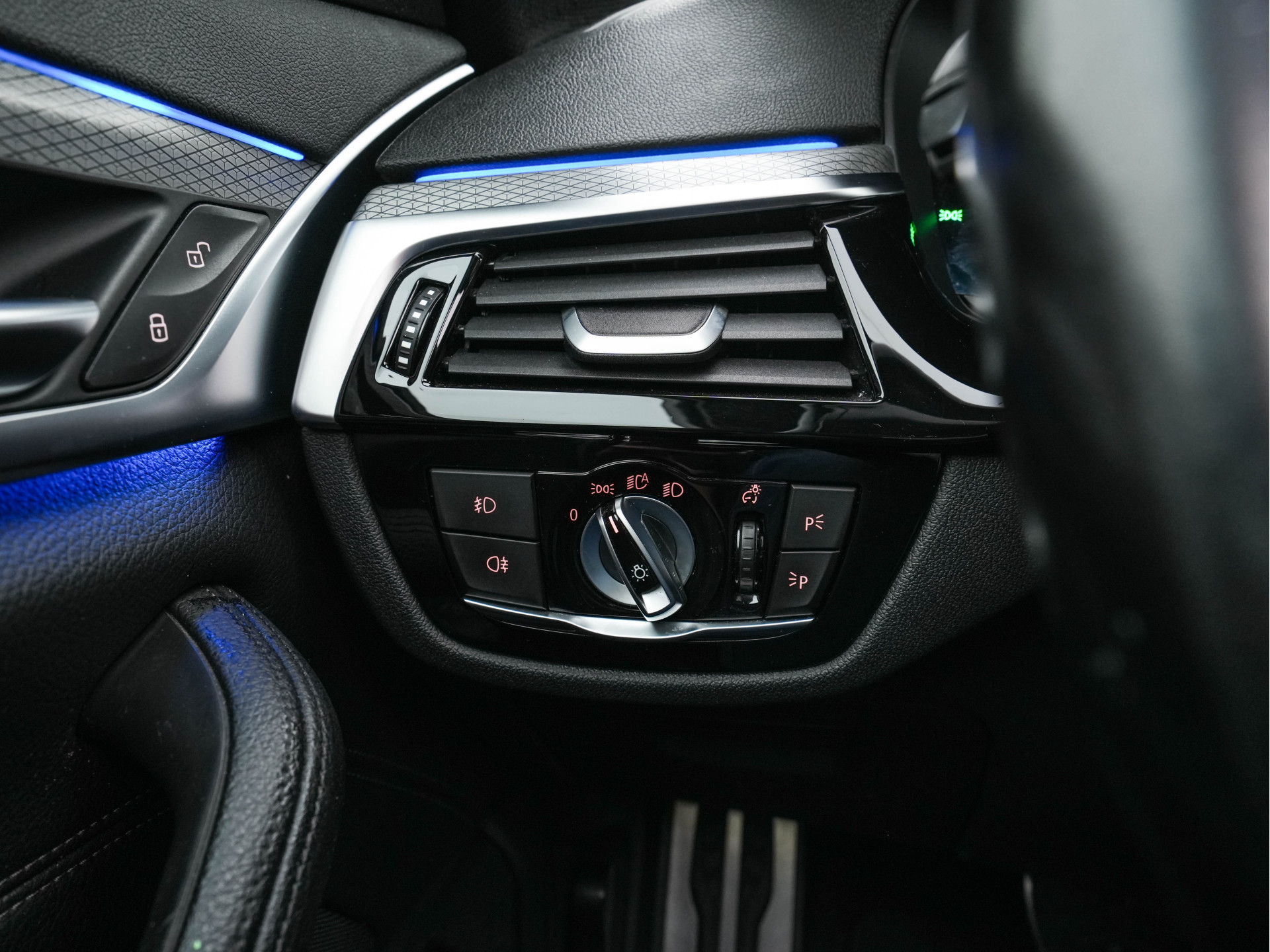 BMW 5-serie 520d xDrive M-Sport-Pack High Executive (INCL-BTW) Aut. *PANO | LUXURY-LEATHER | FULL-LED | HEAD-UP | DIGI-COCKPIT | NAVI-FULLMAP | TOP-VIEW | MEMORY-PACK | ECC | AMBIENT-LIGHT | PDC | CRUISE | SHIFT-PADDLES | TOWBAR  | 20''ALU*