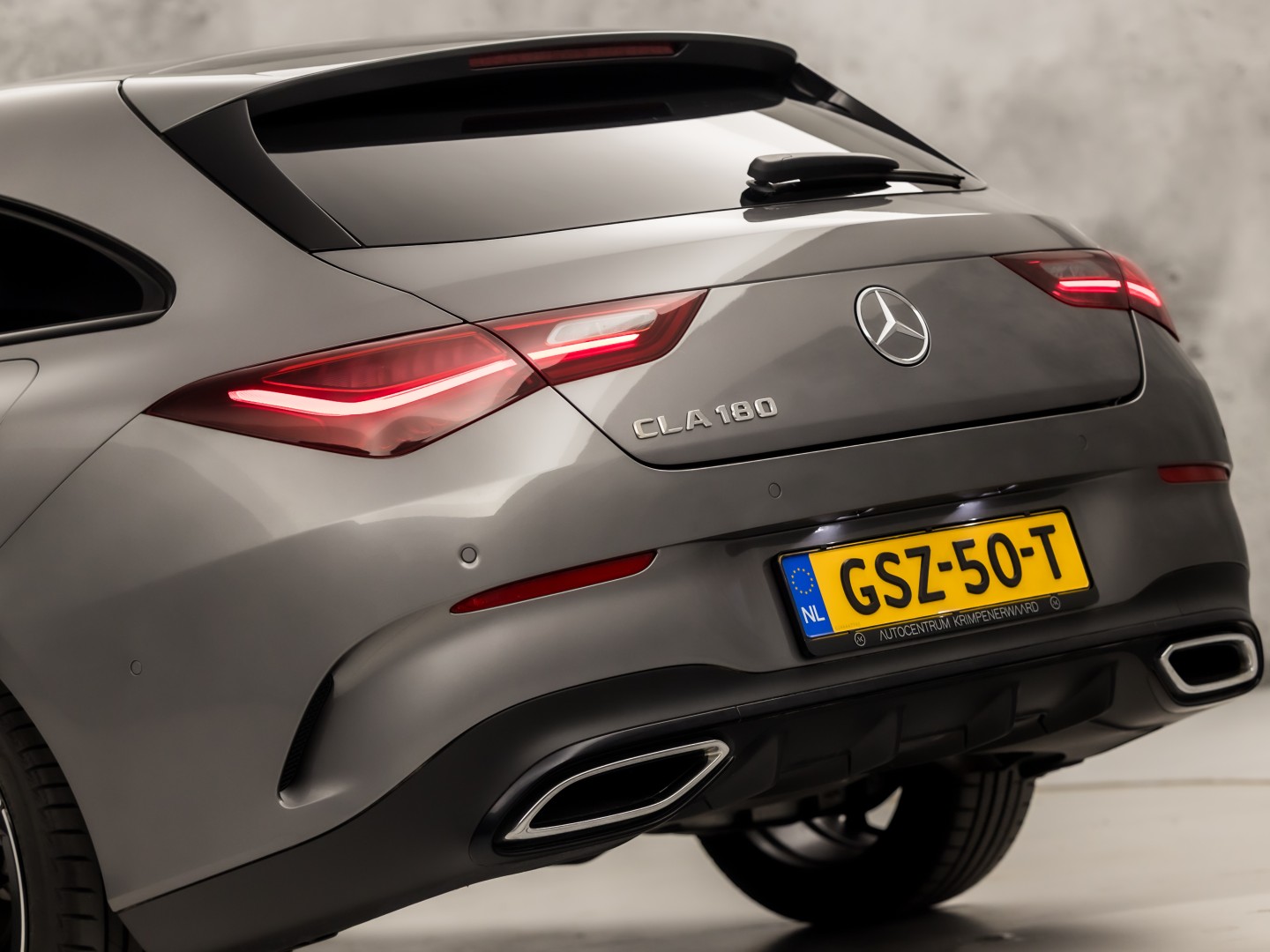 Mercedes-Benz CLA-Klasse 180 AMG Sport Automaat (GROOT NAVI, LOGISCH NAP, CAMERA, LEDER, SPORTSTOELEN, GETINT GLAS, STOELVERWARMING, ELEK ACHTERKLEP, NIEUWSTAAT)