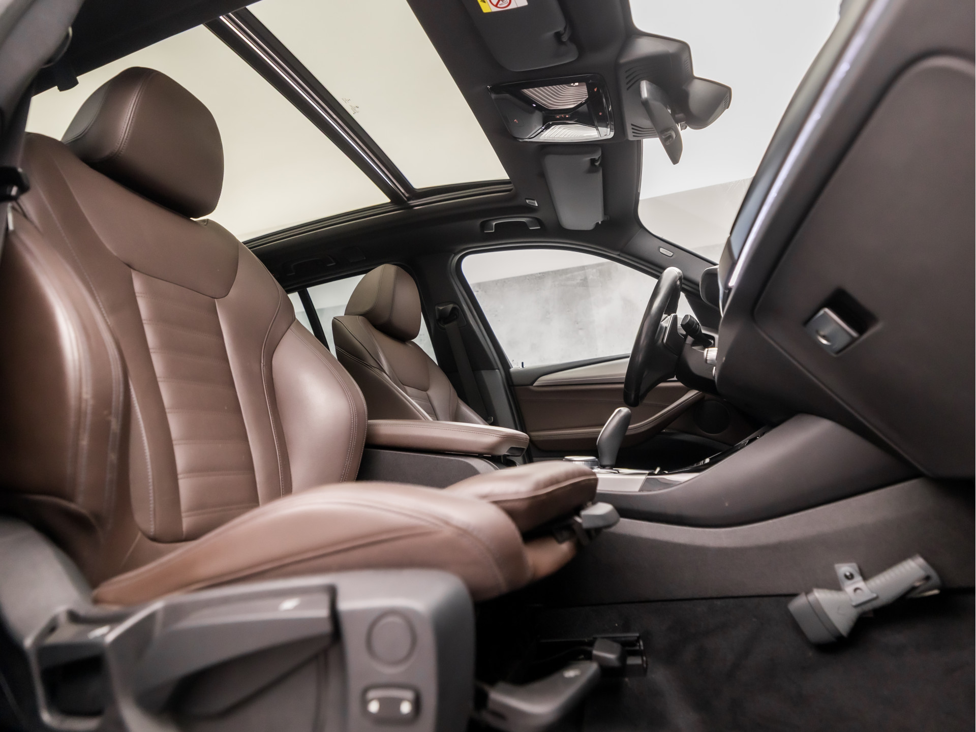 BMW X3 xDrive20i M Sport High Executive (PANORAMADAK, M PAKKET, GROOT NAVI, BRUIN LEDER, STOELVERWARMING, SPORTSTOELEN, CAMERA, ELEK ACHTERKLEP, SFEERVERLICHTING, NIEUWSTAAT)