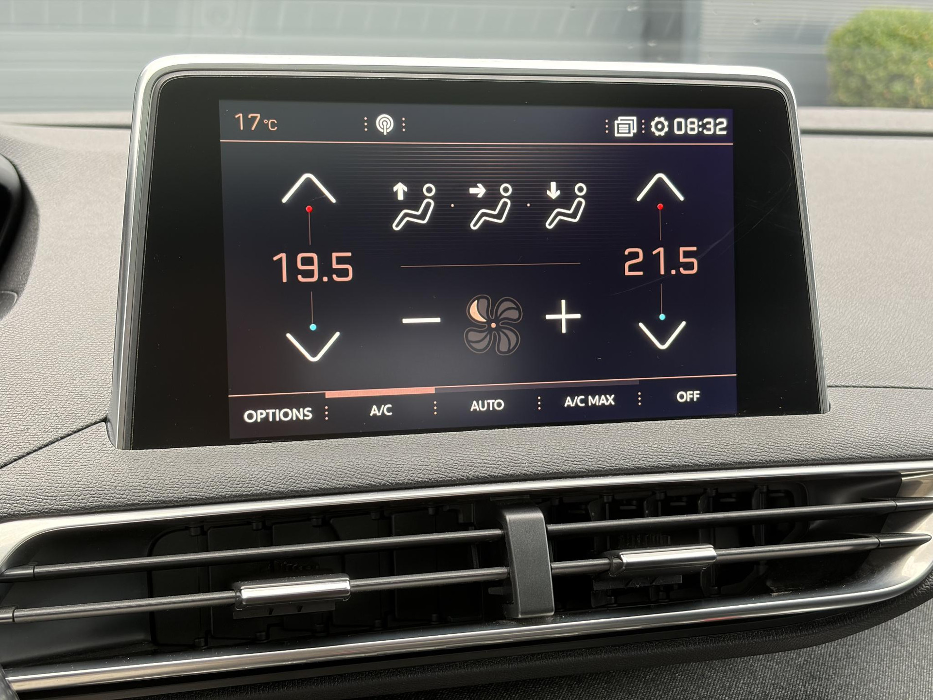 Peugeot 3008 1.2 PureTech GT Line ✓D-riem vv in 2026✓1e Eigenaar✓360 ° Camera✓Pano✓Massage stoel✓Draadloze telefoonlader✓Carplay✓Stoelvw✓Keyless✓Leder✓Navi✓Pdc V+A✓6 Bak✓Dealer Onderhouden✓Rijstrooksensor✓Dodehoeksensor✓19'' Lmv✓N.A.P✓Apk tot 09-2027