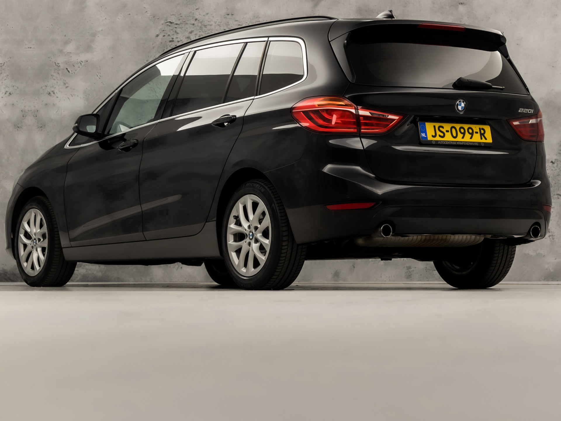 BMW 2 Serie 220i High Executive 7 Persoons 192Pk Automaat (NAVIGATIE, 4 CILINDER, 1e EIGENAAR, CLIMATE, GETINT GLAS, PARKEERSENSOREN, SPORTSTOELEN, CRUISE, NIEUWE APK, NIEUWSTAAT)