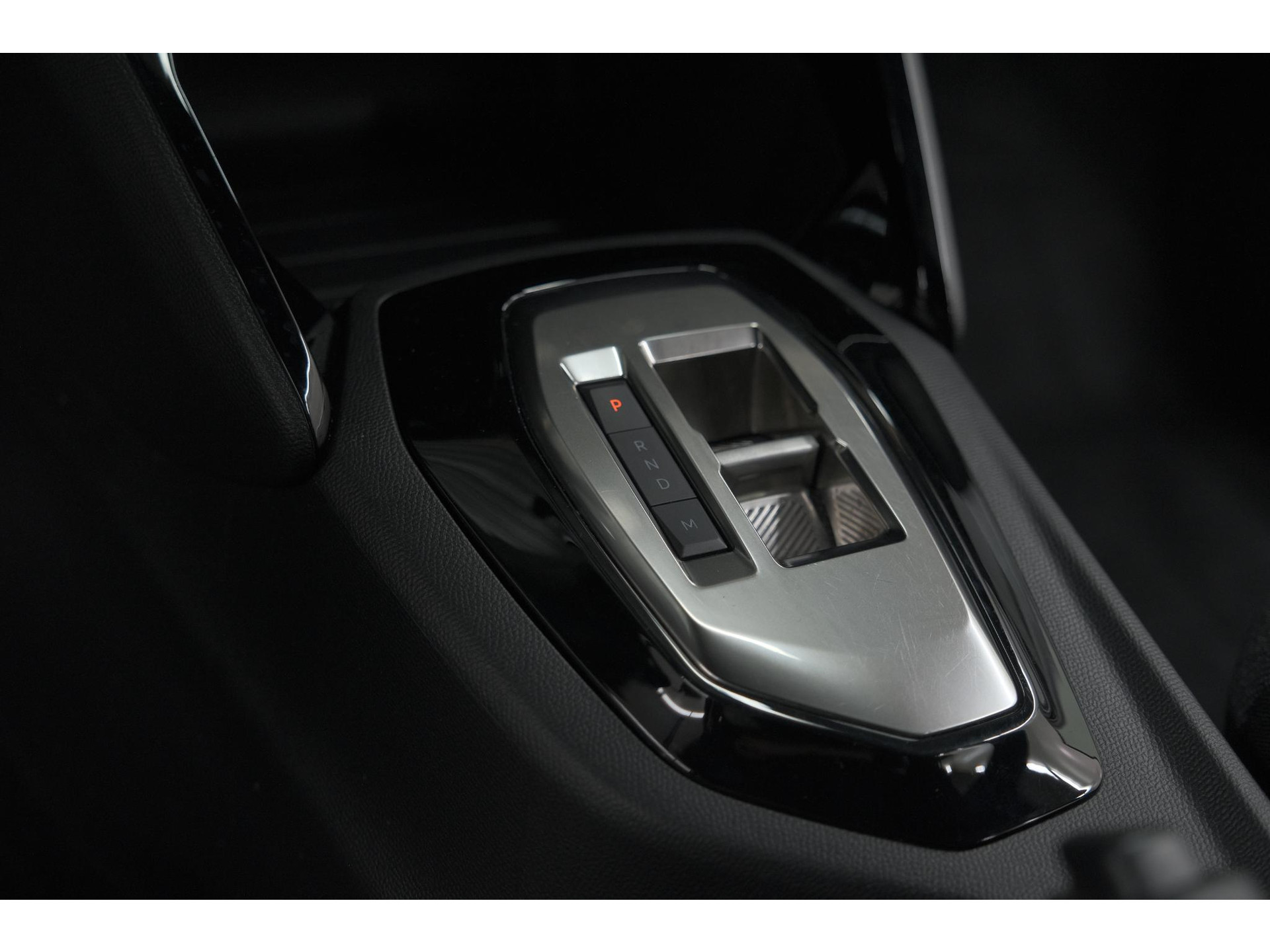 Peugeot 2008 PureTech 130 EAT8 Active Pack | Parkeersensoren | Apple CarPlay | Climate Control | Stoelverwarming