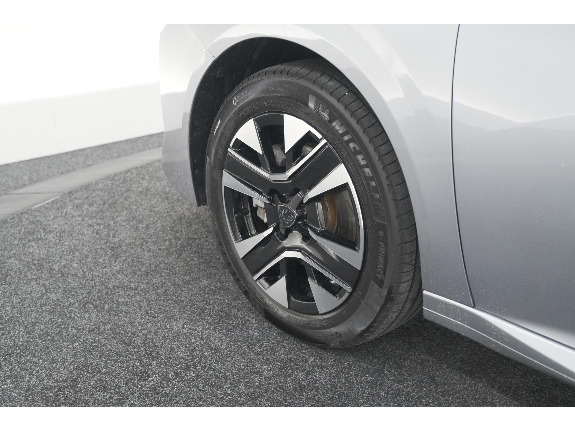Peugeot 208 PureTech 100 Allure Pack | NIEUW MODEL | Apple CarPlay | Parkeersensoren | Climate Control