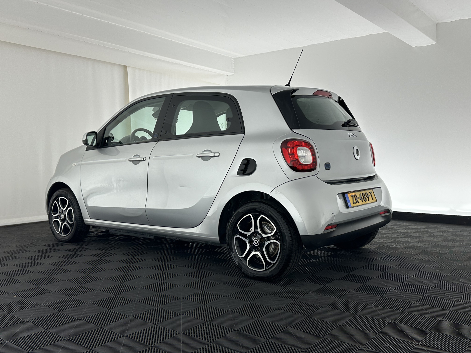Smart forfour EQ Business Solution {SOH-87%} (INCL-BTW) Aut. *NAVI-FULLMAP | LEATHER | ECC | CRUISE | HEATED-COMFORT-SEATS | 15"ALU*