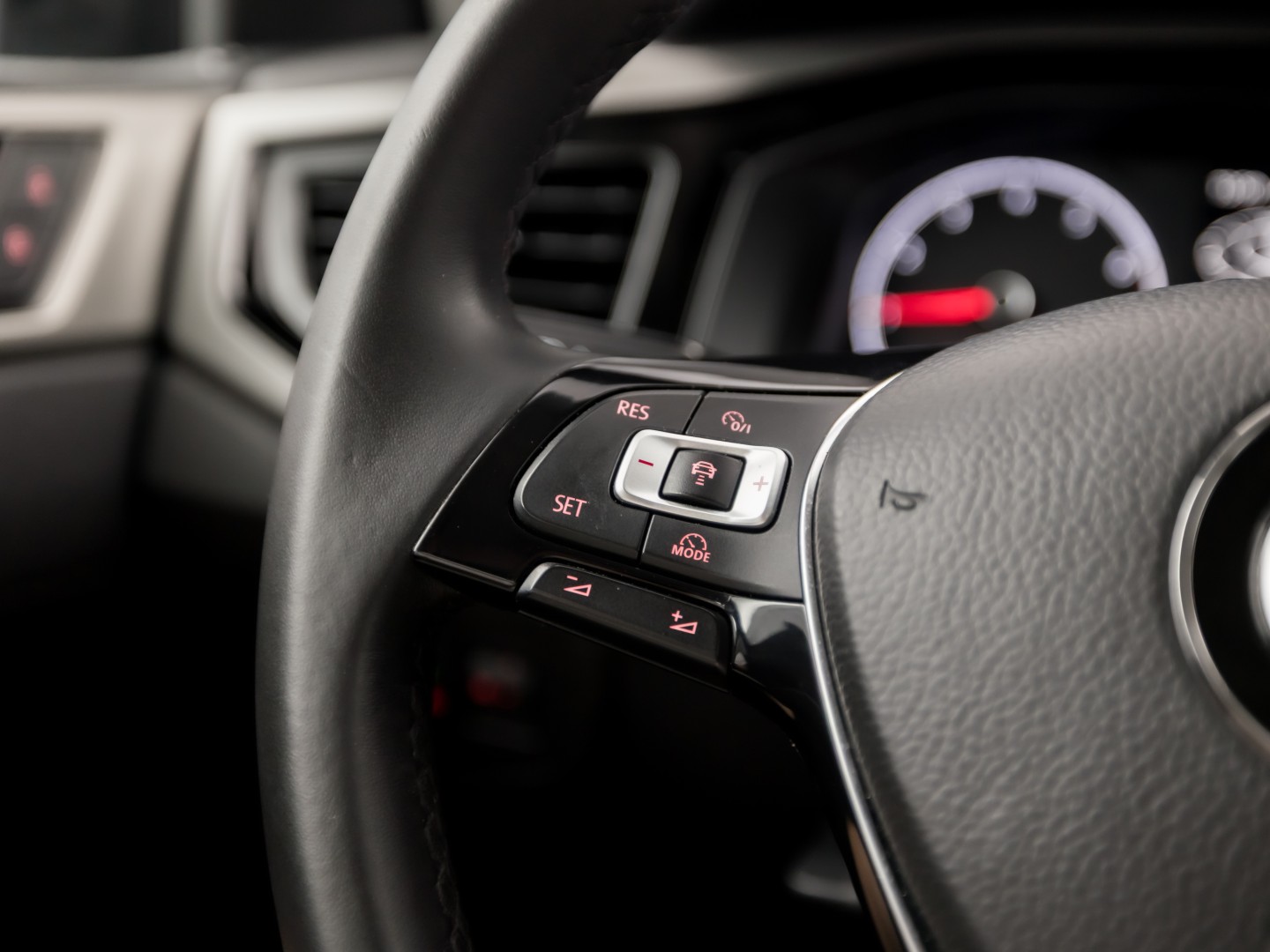 Volkswagen Polo 1.0 TSI Sportline (APPLE CARPLAY, GROOT NAVI, GETINT GLAS, LM VELGEN, SPORTSTOELEN, ADAPTIVE CRUISE, NIEUWSTAAT)