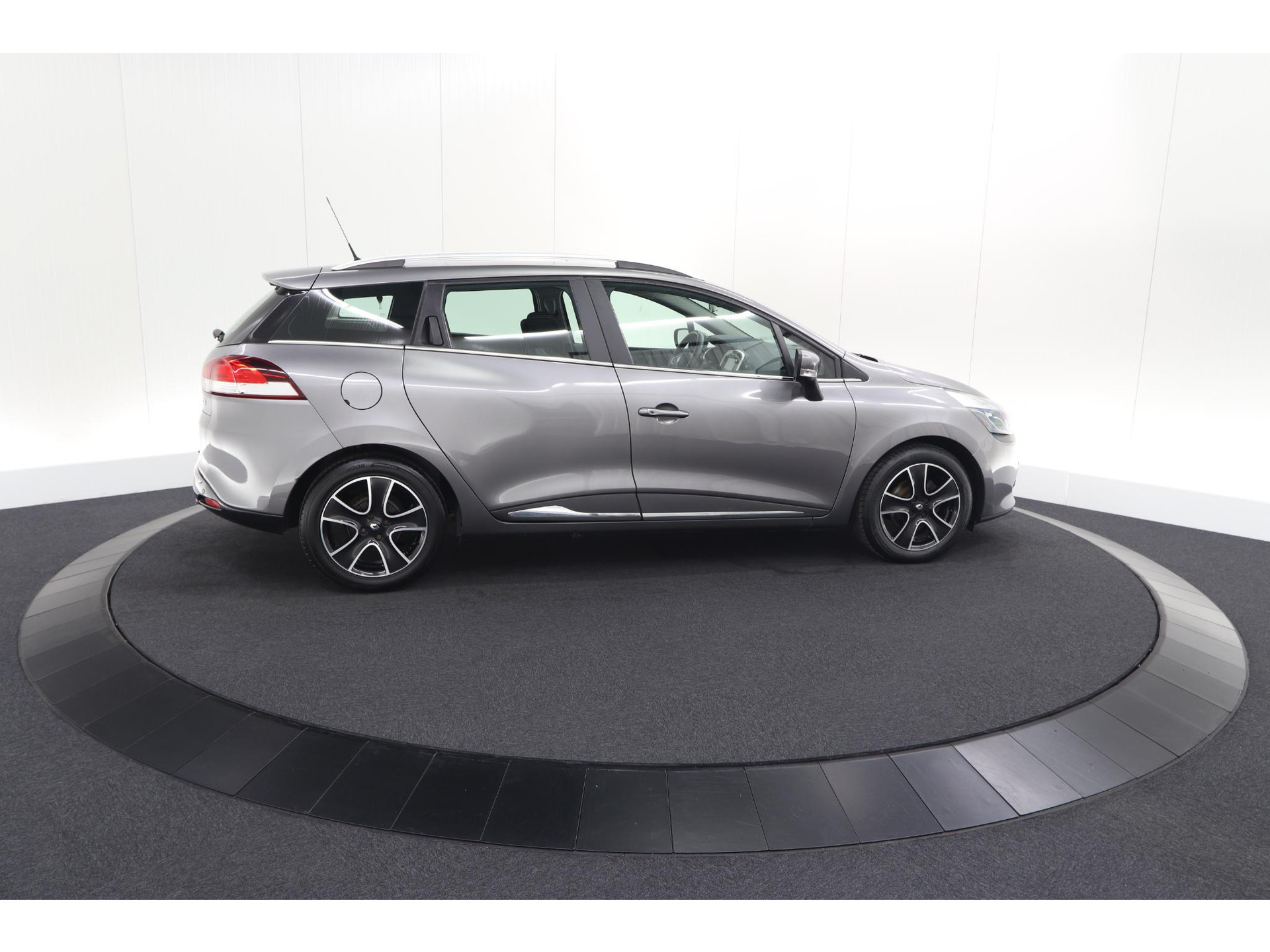 Renault Clio Estate 1.5 dCi ECO Dynamique | Parkeersensoren voor + achter | Armsteun | Navigatie