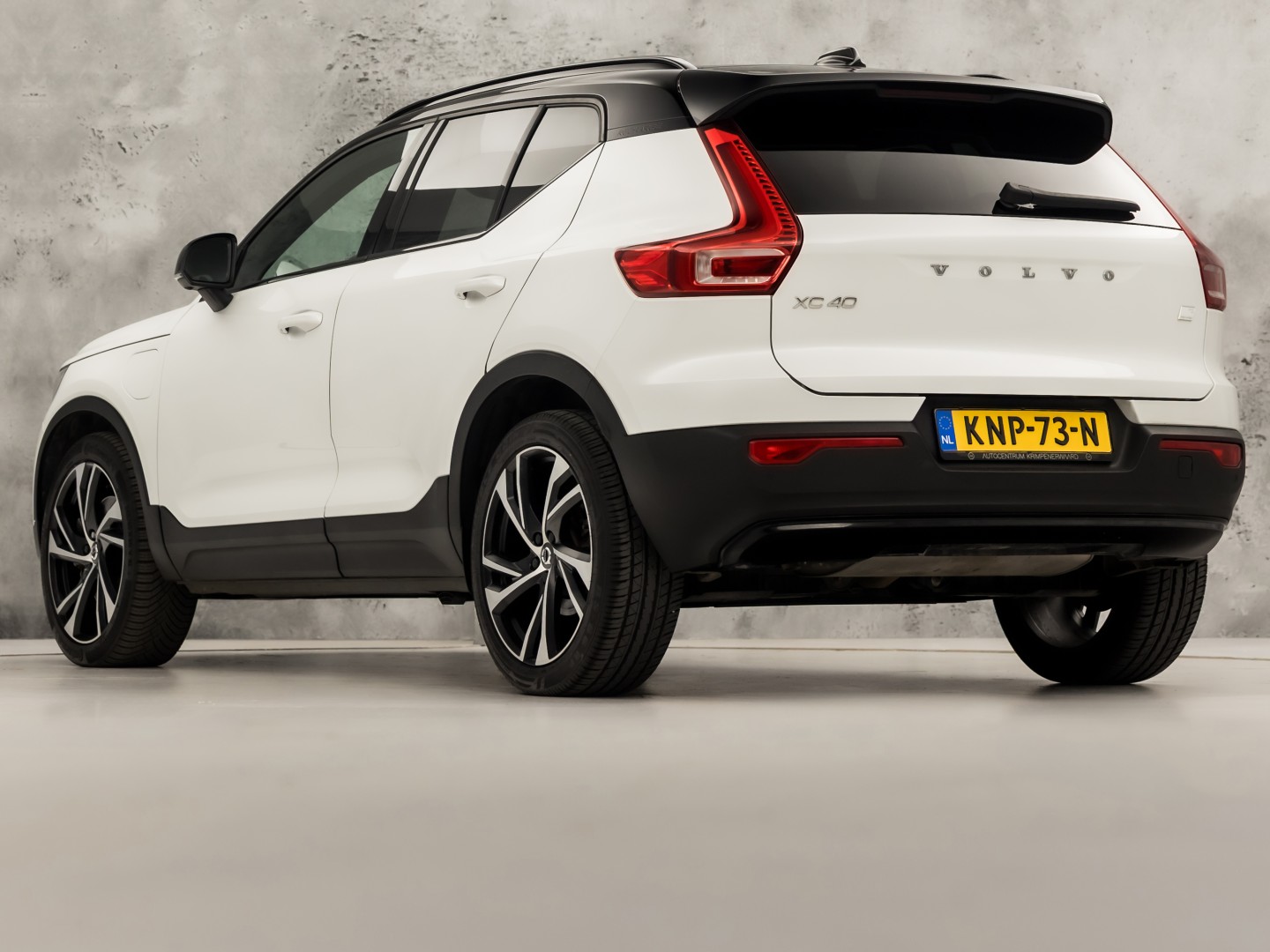 Volvo XC40 1.5 T5 Recharge Inscription Sport 252Pk Automaat (PANORAMADAK, APPLE CARPLAY, MEMORY SEAT, LEDER, 360 CAMERA, SPORTSTOELEN, STUUR/STOELVERWARMING, GETINT GLAS, ELEK ACHTERKLEP, NIEUWE APK, NIEUWSTAAT)