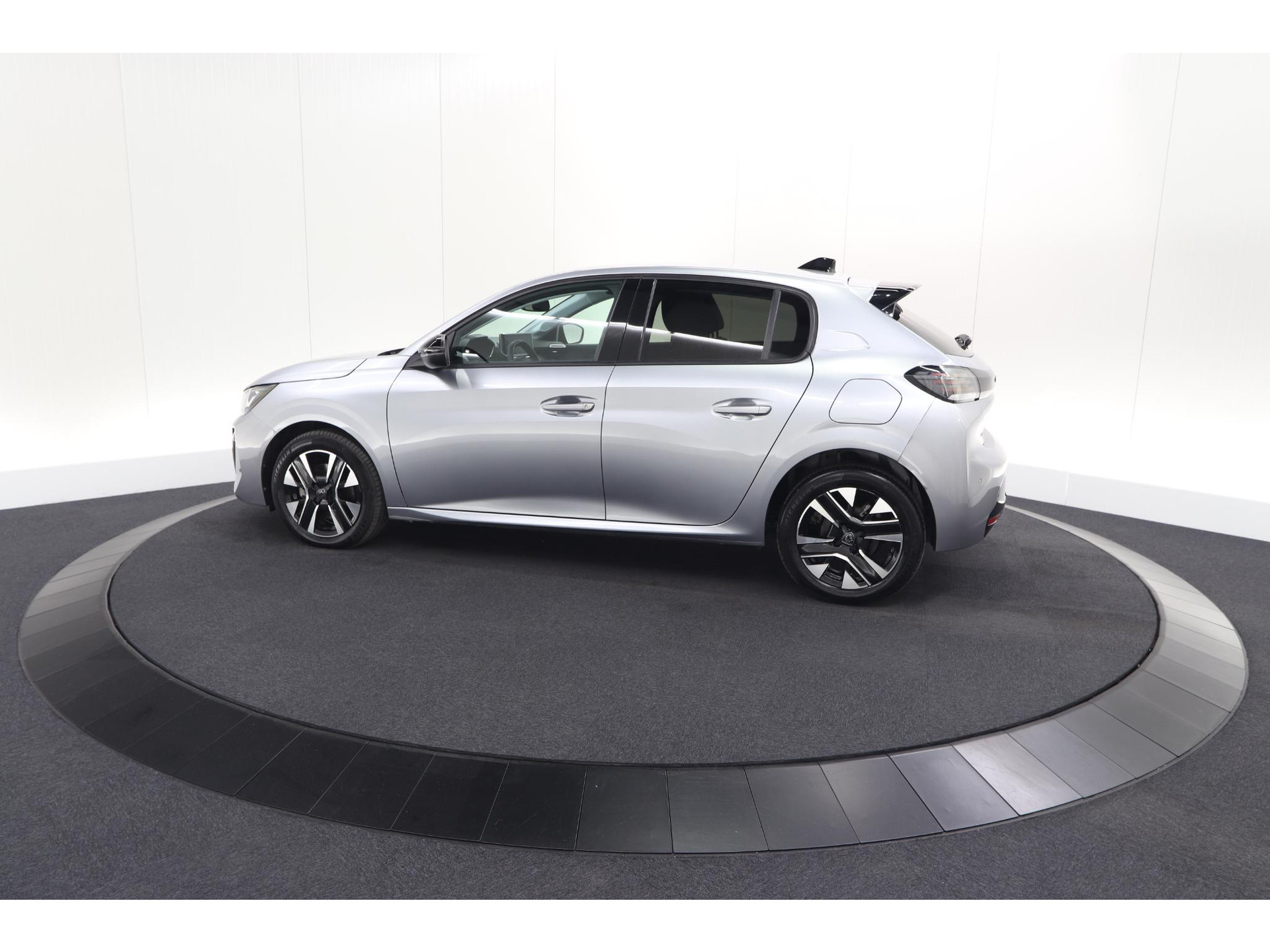 Peugeot 208 1.2 Hybrid 110 e-DCS6 Allure | Apple Carplay | Parkeersensoren Voor + Achter | Climate Control