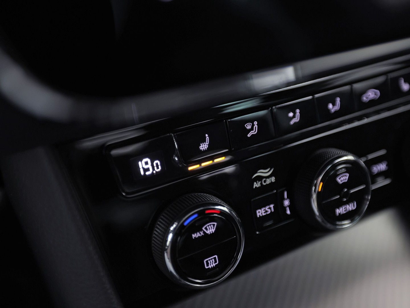 Škoda Superb Combi 1.4 TSI iV Sportline 218Pk Automaat (PANORAMADAK, 360 CAMERA, VIRTUAL COCKPIT, MEMORY SEATS, CANTON AUDIO, STOELVERWARMING, ADAPTIVE CRUISE, SFEERVERLICHTING, APPLE CARPLAY, NIEUWSTAAT)