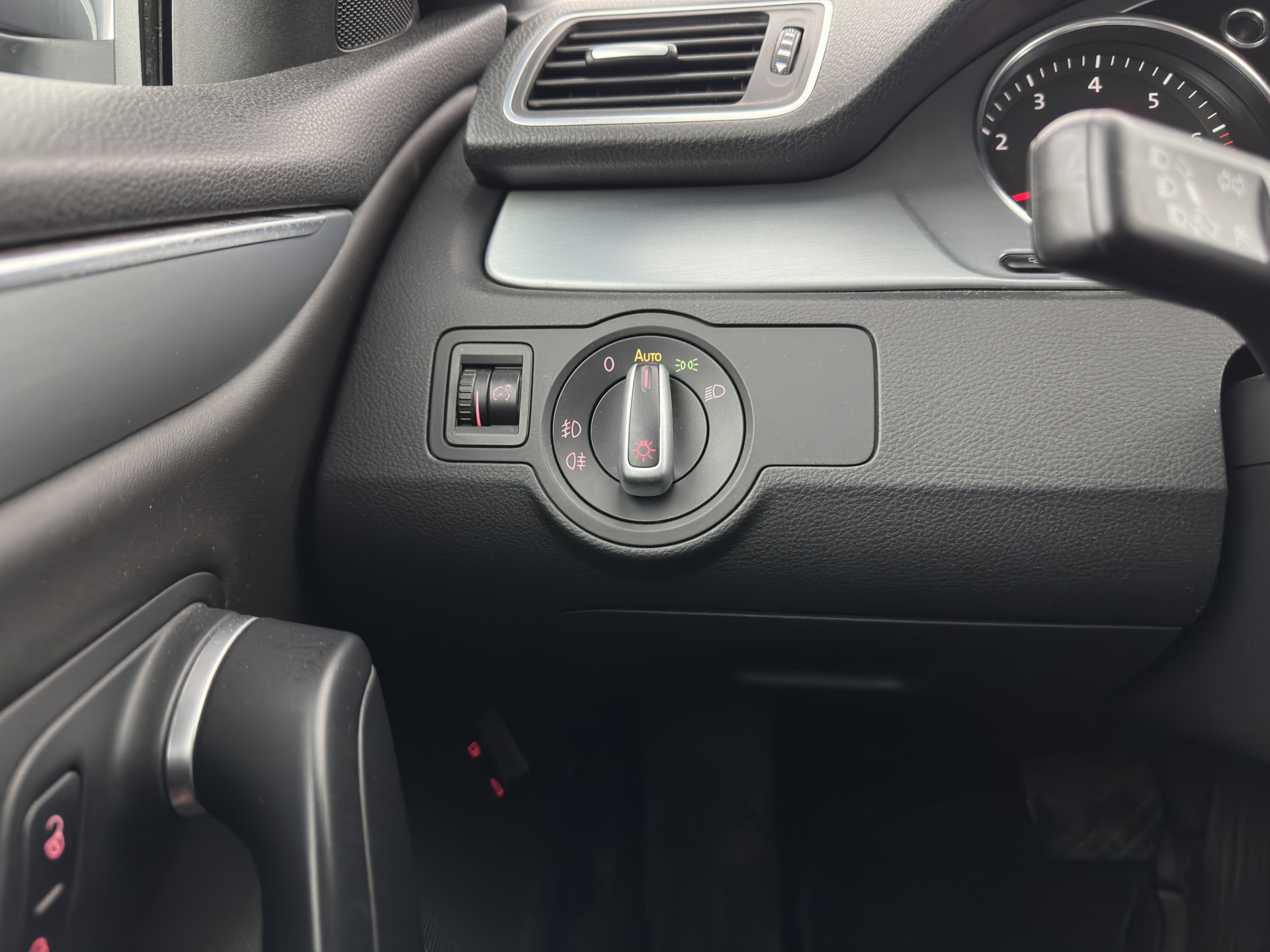 Volkswagen CC 1.8 TSI Aut. *LEATHER | BI-XENON | HEATED-SPORTSEATS | NAVI-FULLMAP | ECC | PDC | CRUISE | SHIFTPADDLES | PRIVACY-GLASS | TOWBAR | 18''ALU*