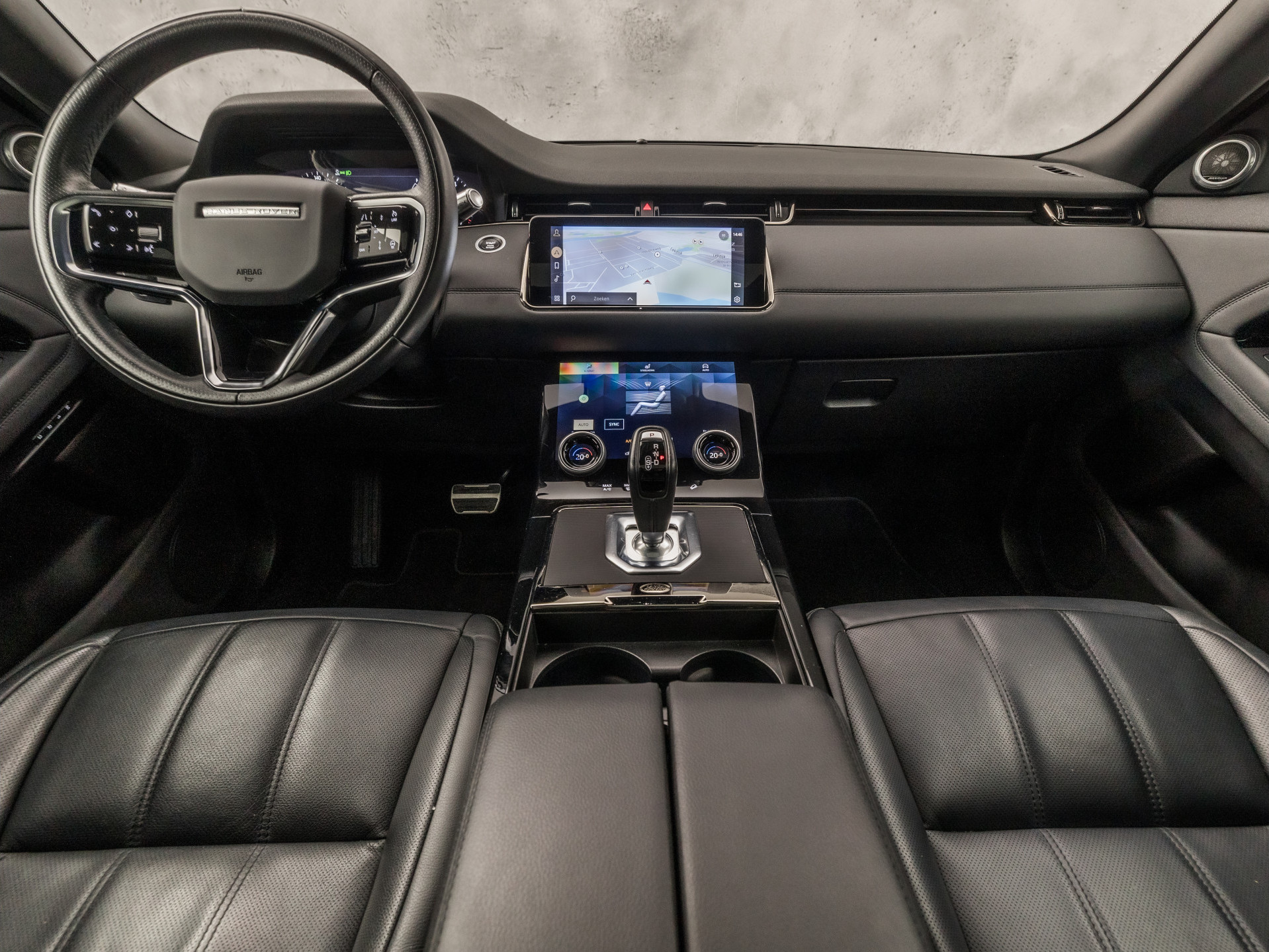 Land Rover Range Rover Evoque 1.5 P300e AWD R-Dynamic SE 309Pk Automaat (PANORAMADAK, APPLE CARPLAY, 360 CAMERA, MERIDIAN AUDIO, MEMORY SEATS, STUUR/STOELVERWARMING, ADAPTIVE CRUISE, VIRTUAL DASHBOARD, NIEUWSTAAT)