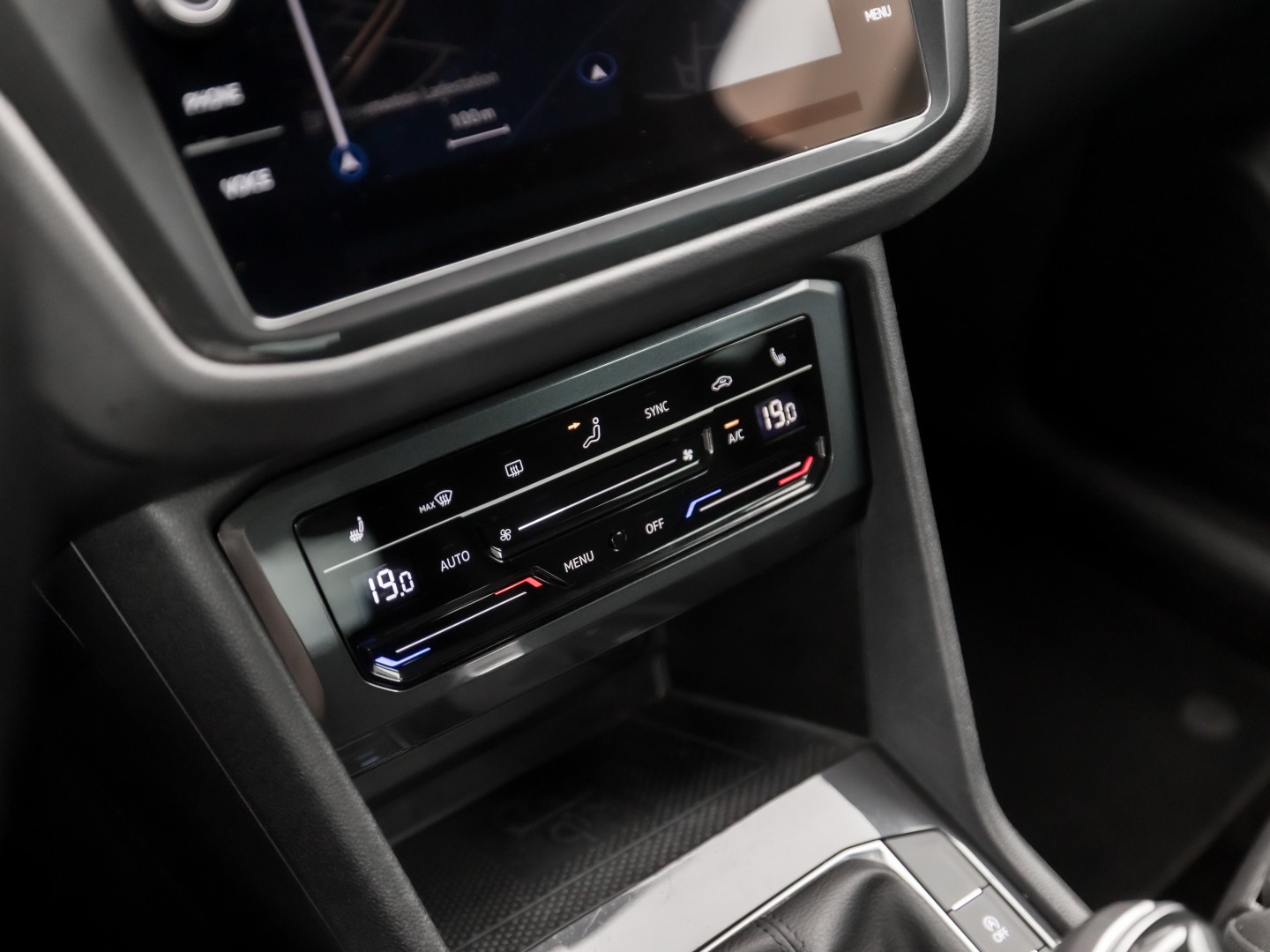 Volkswagen Tiguan 1.5 TSI Life Sport 150Pk Automaat (VIRTUAL COCKPIT, APPLE CARPLAY, CLIMATE, KEYLESS, STOELVERWARMING, SPORTSTOELEN, GETINT GLAS, ELEK ACHTERKLEP, ALCANTARA, NIEUWE APK, NIEUWSTAAT)
