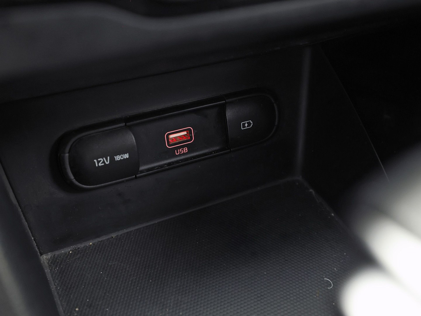 Kia Niro 1.6 GDi PHEV DynamicLine 141Pk Automaat (1e EIGENAAR, APPLE CARPLAY, GROOT NAVI, CAMERA, TREKHAAK, SPORTSTOELEN, ADAPTIVE CRUISE, GETINT GLAS, LEDER, NIEUWSTAAT)