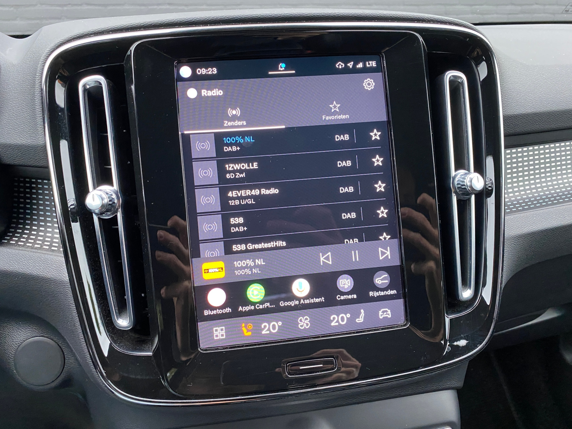 Volvo XC40 Recharge P8 AWD R-Design 408 pk | apple carplay | stoel-stuurverwarming | leder-alcantara | elektr. a. klep | BTW