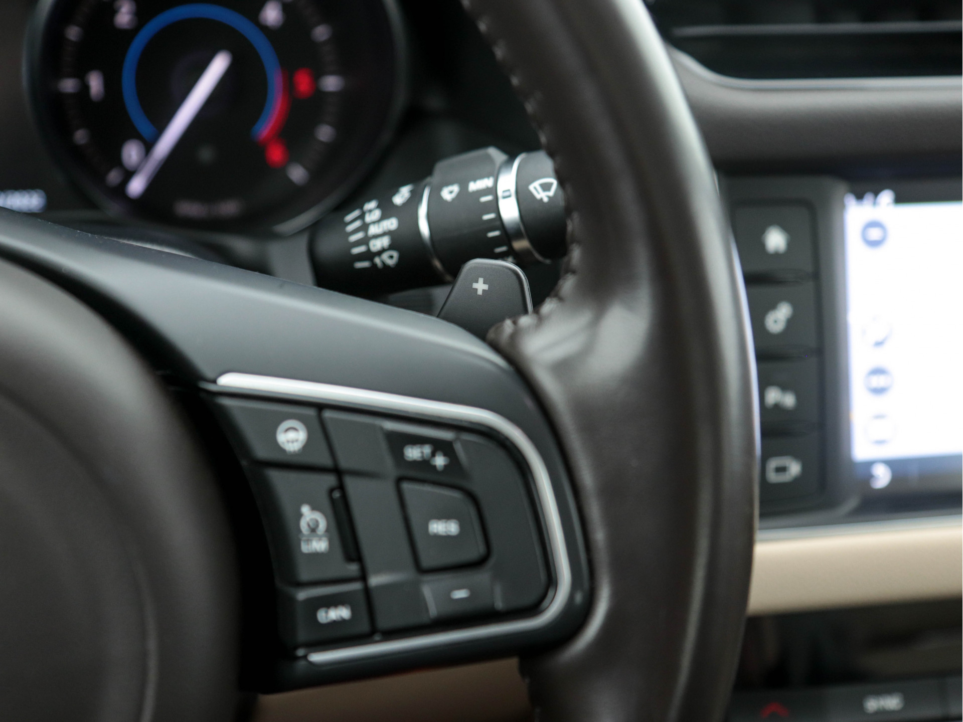 Jaguar XF 2.0D Portfolio Premium-Business-Pack Aut *LEATHER | BI-XENON | NAVI-FULLMAP | KEYLESS | MERIDIAN-SURROUND | SHIFT-PADDLES |  LANE-ASSIST | CRUISE | CAMERA | HEATED/COOLED-COMFORTSEATS | 17"ALU*