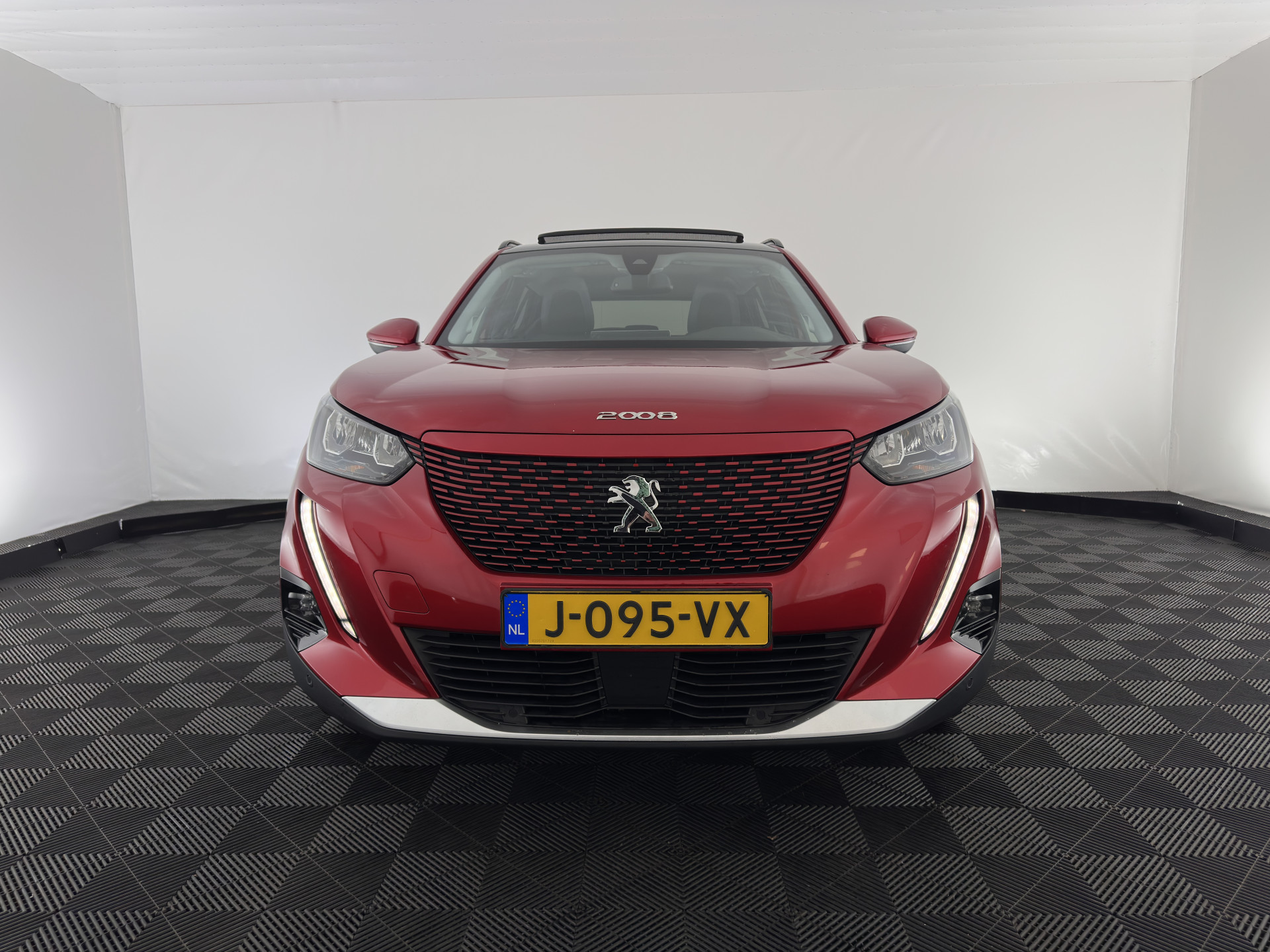Peugeot e-2008 EV Allure 50 kWh [ 3-Fase ] {SOH-84%} (INCL-BTW) *PANO | LEATHER-FABRIC | FULL-LED | SPORT-SEATS | DIGI-COCKPIT | CAMERA | KEYLESS | PRIVACY-GLASS | DAB+ | NAVI-FULLMAP | ECC | CARPLAY | LANE-ASSIST | PDC | CRUISE | 17''ALU*