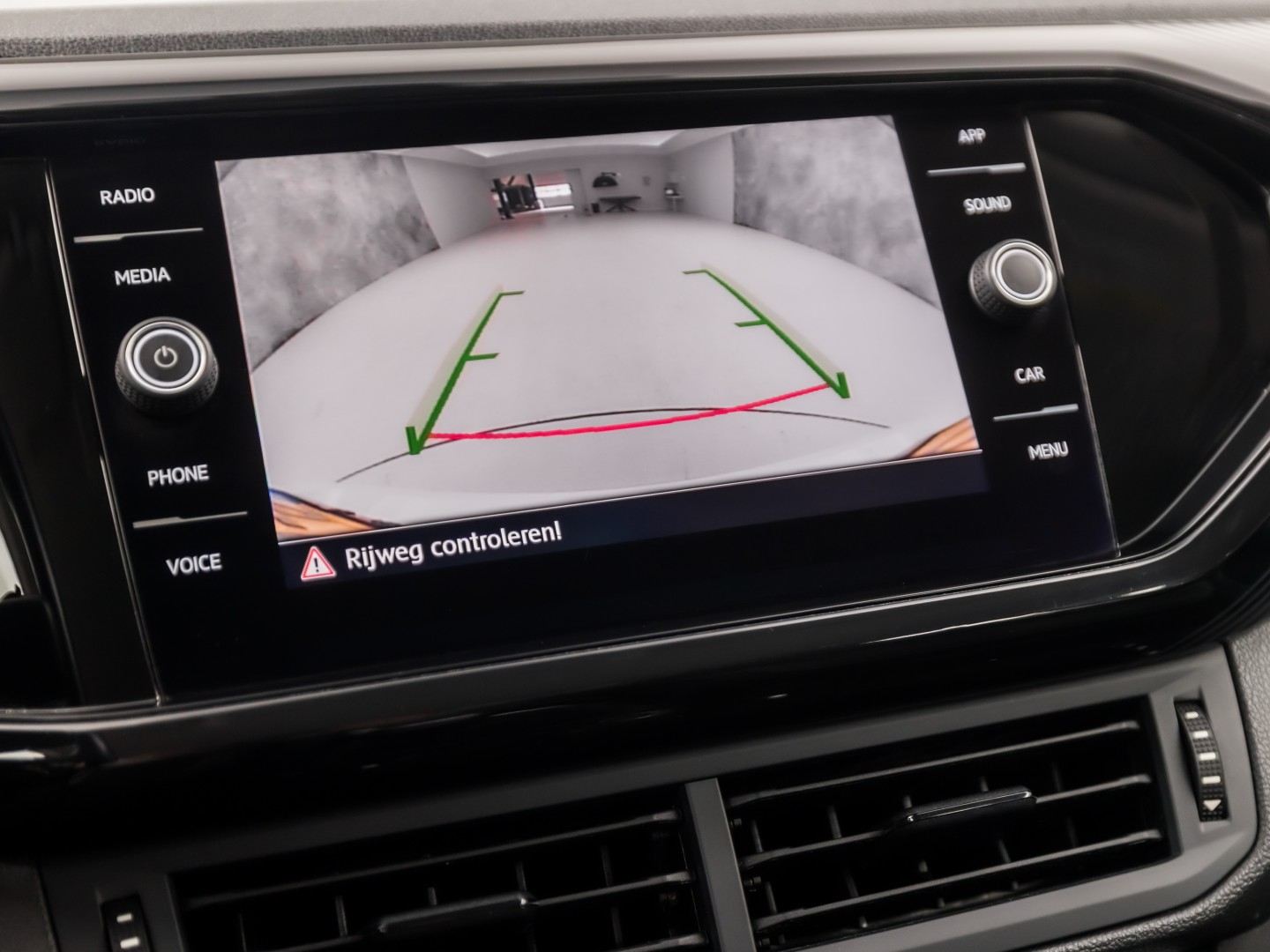 Volkswagen T-Cross 1.0 TSI Sport (APPLE CARPLAY, CAMERA, GETINT GLAS, CRUISE, LM VELGEN, SPORTSTOELEN, NIEUWSTAAT)