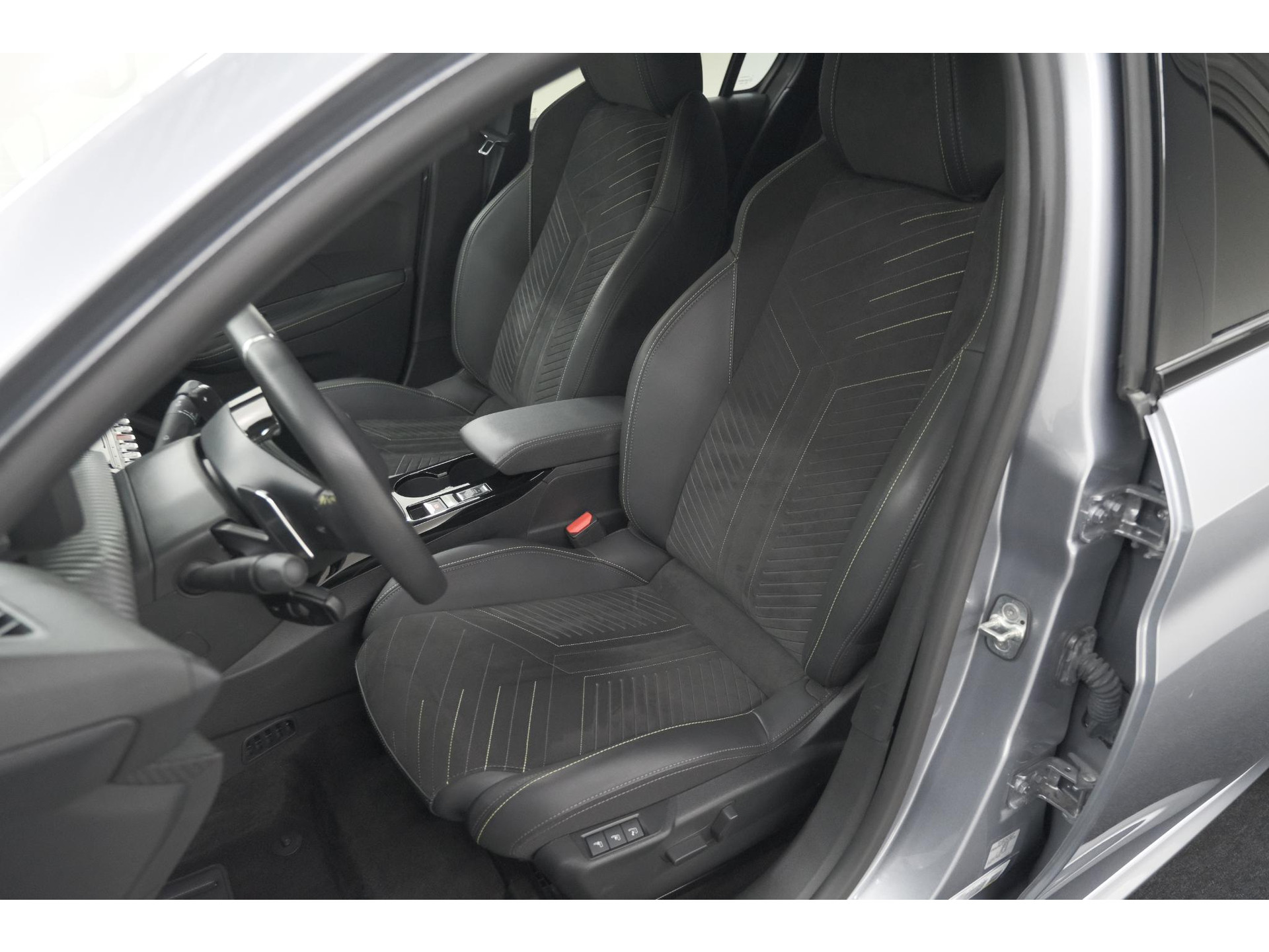 Peugeot 208 1.2 Hybrid 145 e-DCS6 GT | Alcantara Pakket | Camera | Apple Carplay | Stoelverwarming
