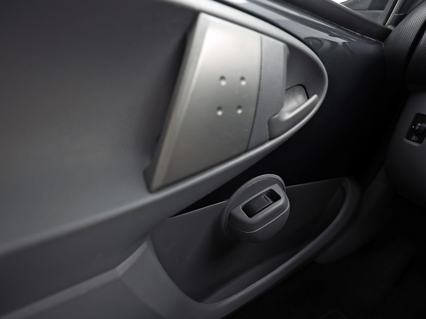 Peugeot 107 1.0-12V Sport (5 DEURS, AIRCO, TOERENTELLER, SPORTSTOELEN, RADIO, ELEK RAMEN, NIEUWE APK, NIEUWSTAAT)