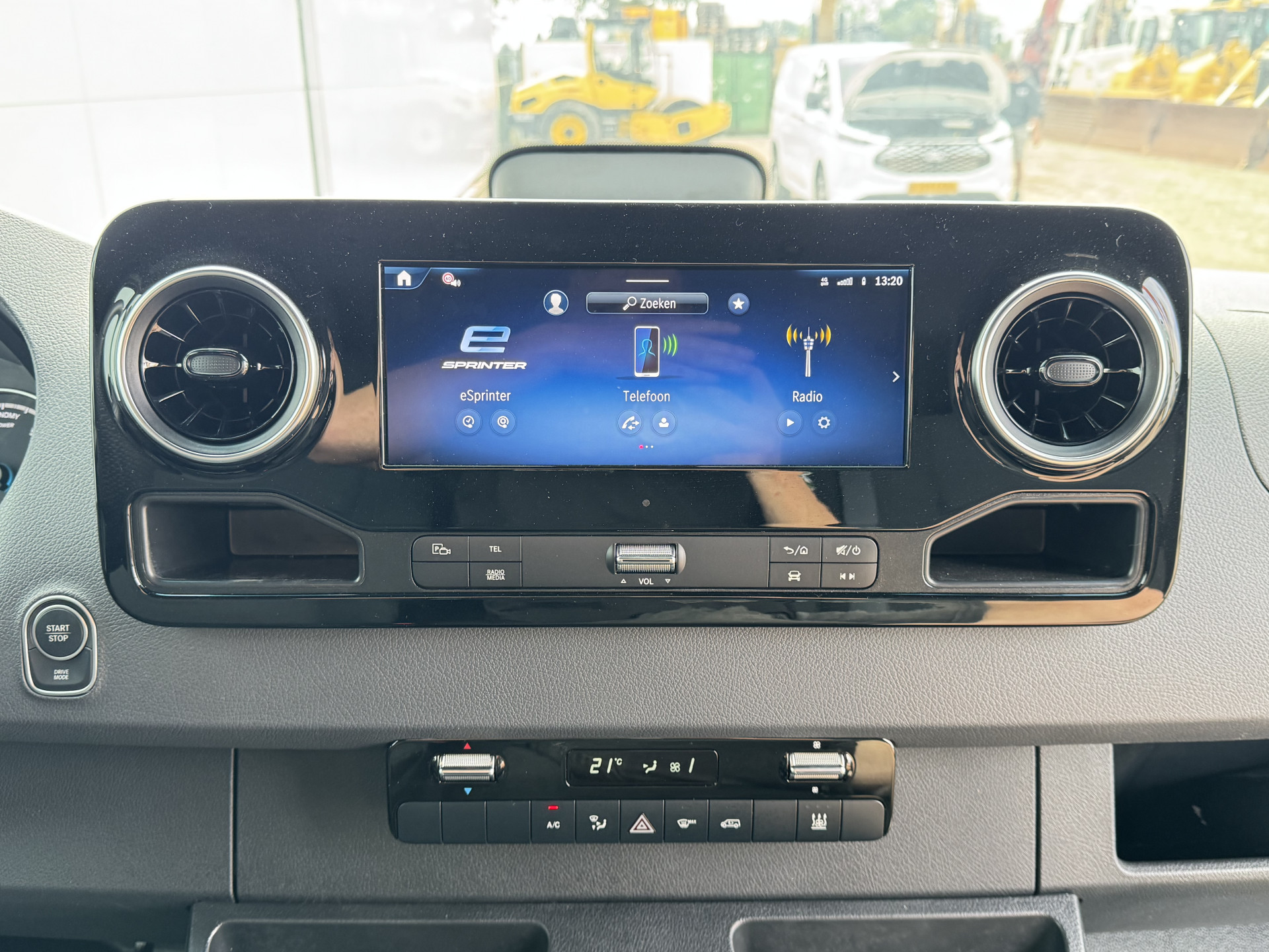 Mercedes-Benz eSprinter 314 Pro 81kWh L2H2 313km WLTP 2000kg Trekvermogen 115kw Snelladen Adaptieve Cruise Widescreen Camera