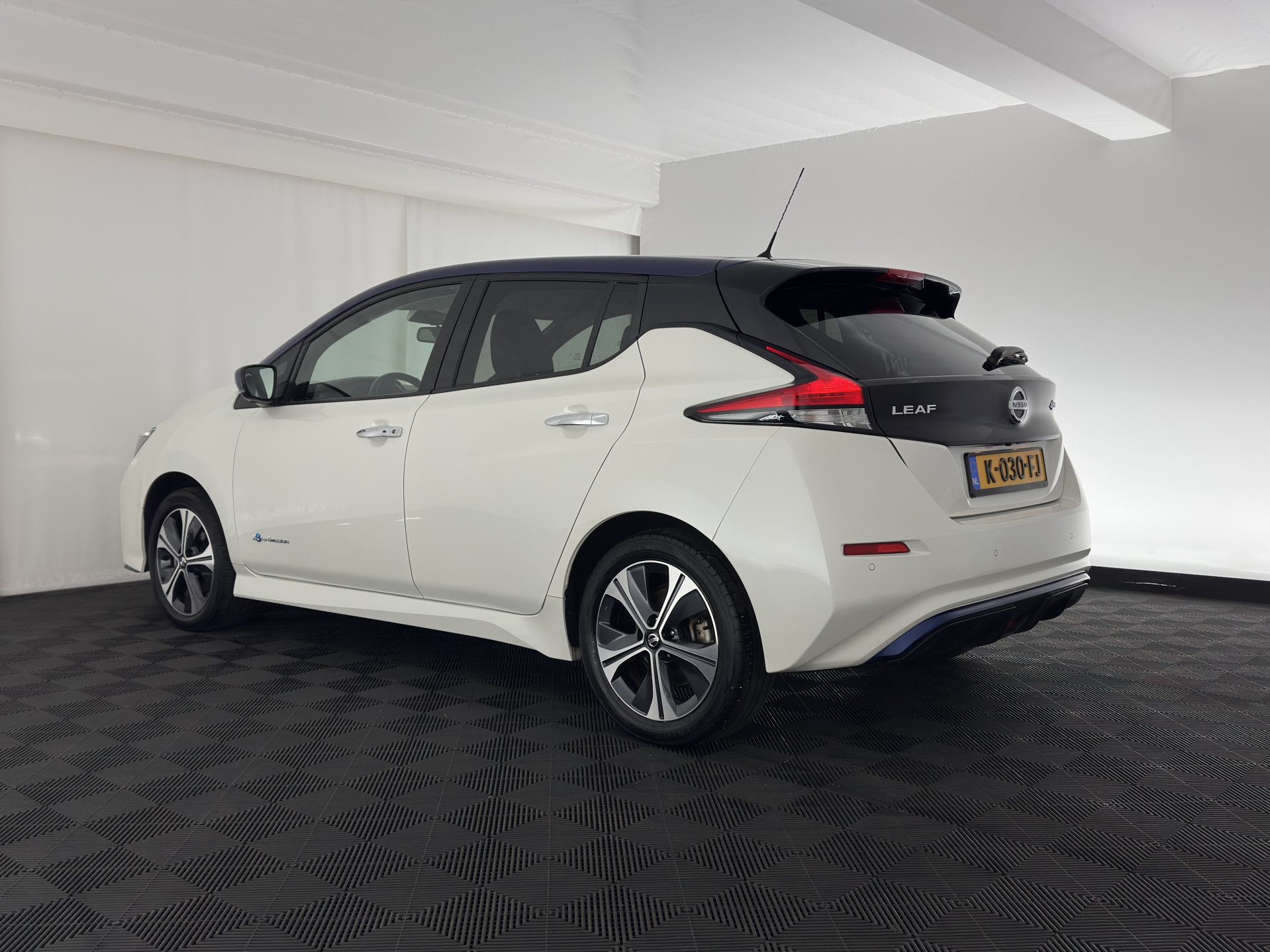 Nissan LEAF e+ Tekna 62 kWh {SOH-95%} (INCL-BTW) *Aut.*LEATHER-MICROFIBRE | FULL-LED | ADAPTIVE-CRUISE | BOSE-AUDIO | TOP-VIEW | DAB | KEYLESS | NAVI-FULLMAP | DAB | HEATED-COMFORTSEATS | BLIND-SPOT | PRIVACY-GLASS | 17''ALU*