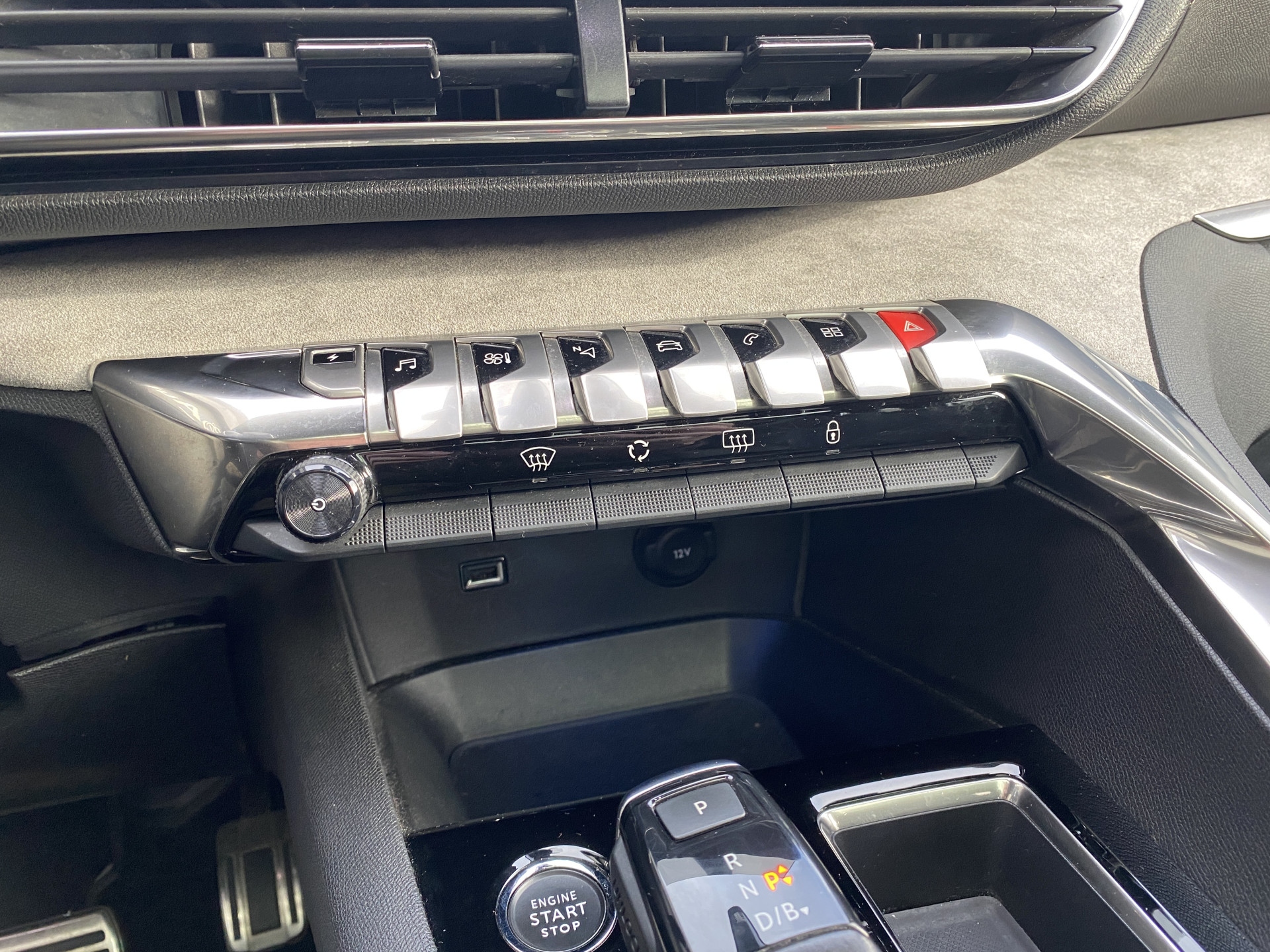 Peugeot 3008 1.6 Plug-in Hybrid 4WD 300 pk GT AUT. | 1e eigenaar | carplay | panoramadak | navigatie | 3D cockpit | 2 laadkabels | BTW