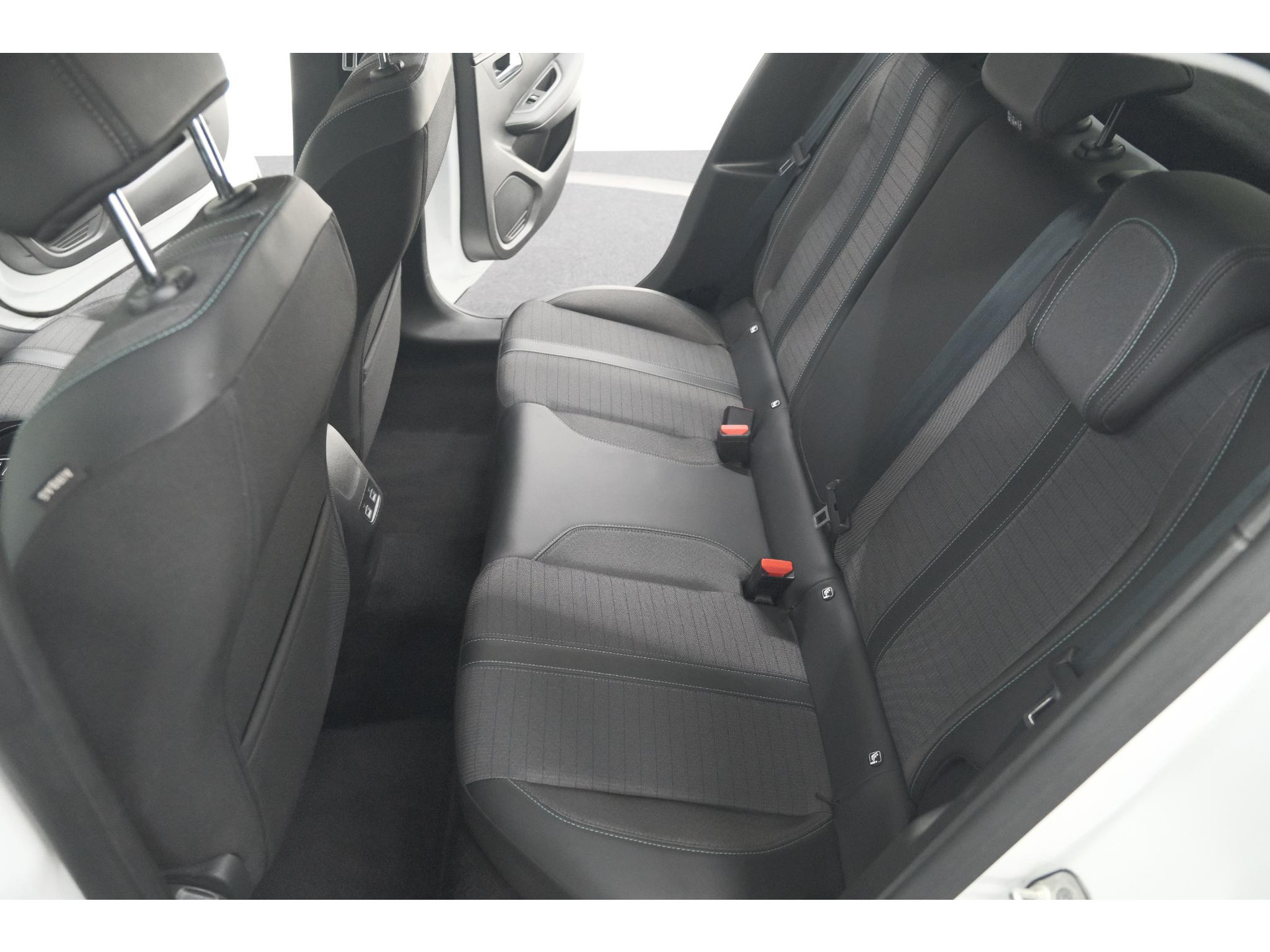 Peugeot 208 PureTech 100 PK Allure | Apple Carplay | Parkeersensoren | Lichtmetalen velgen