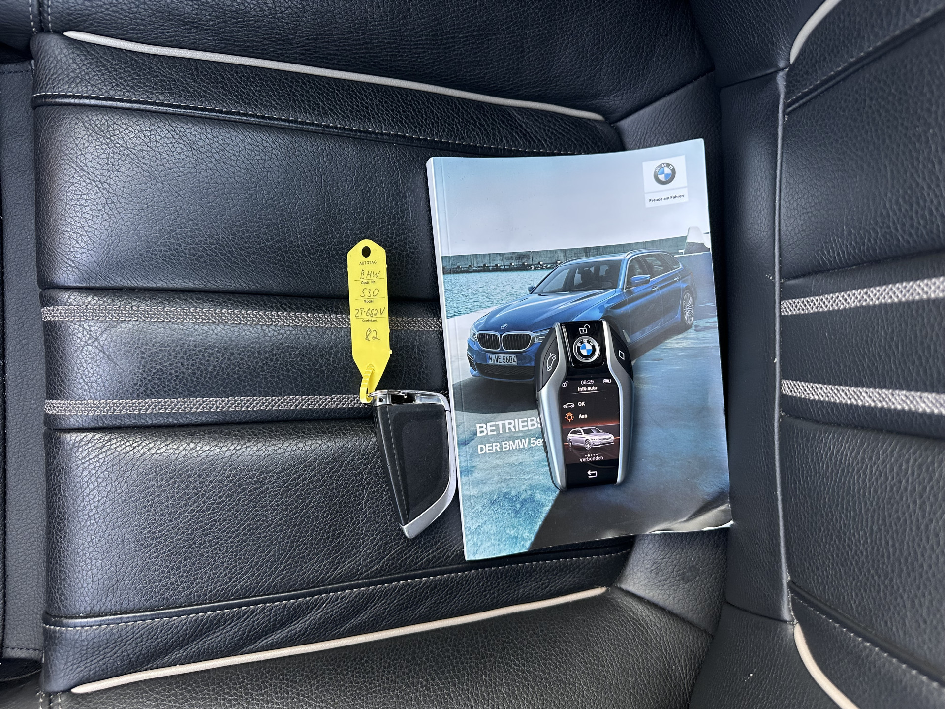 BMW 5-serie Touring 530d Sportline High Executive Aut. *PANO | LEATHER | FULL-LED | MEMORY-PACK | TOP-VIEW | HEATED-COMFORTSEATS | NAVI-FULLMAP | PRIVACY-GLASS | AMBIENT-LIGHT | ECC | CARPLAY | PDC | TOWBAR | SHIFT-PADDLES | 20"ALU*