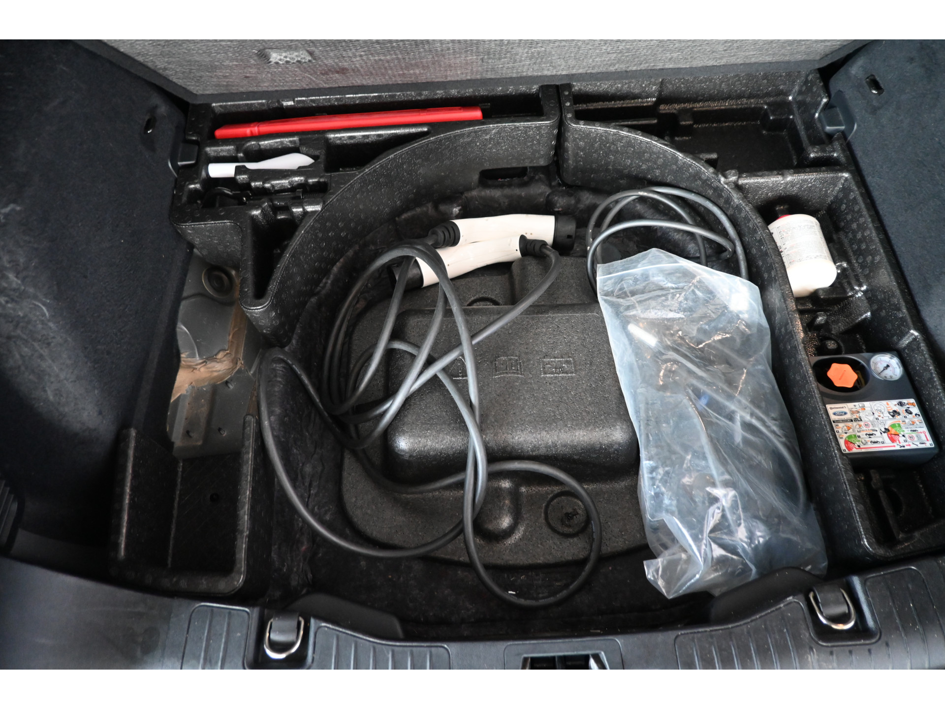 Ford Kuga 2.5 PHEV Vignale Automaat Navigatie Stoelverwarming Head Up! LED Camera Rijklaarprijs! Inruil Mogelijk!