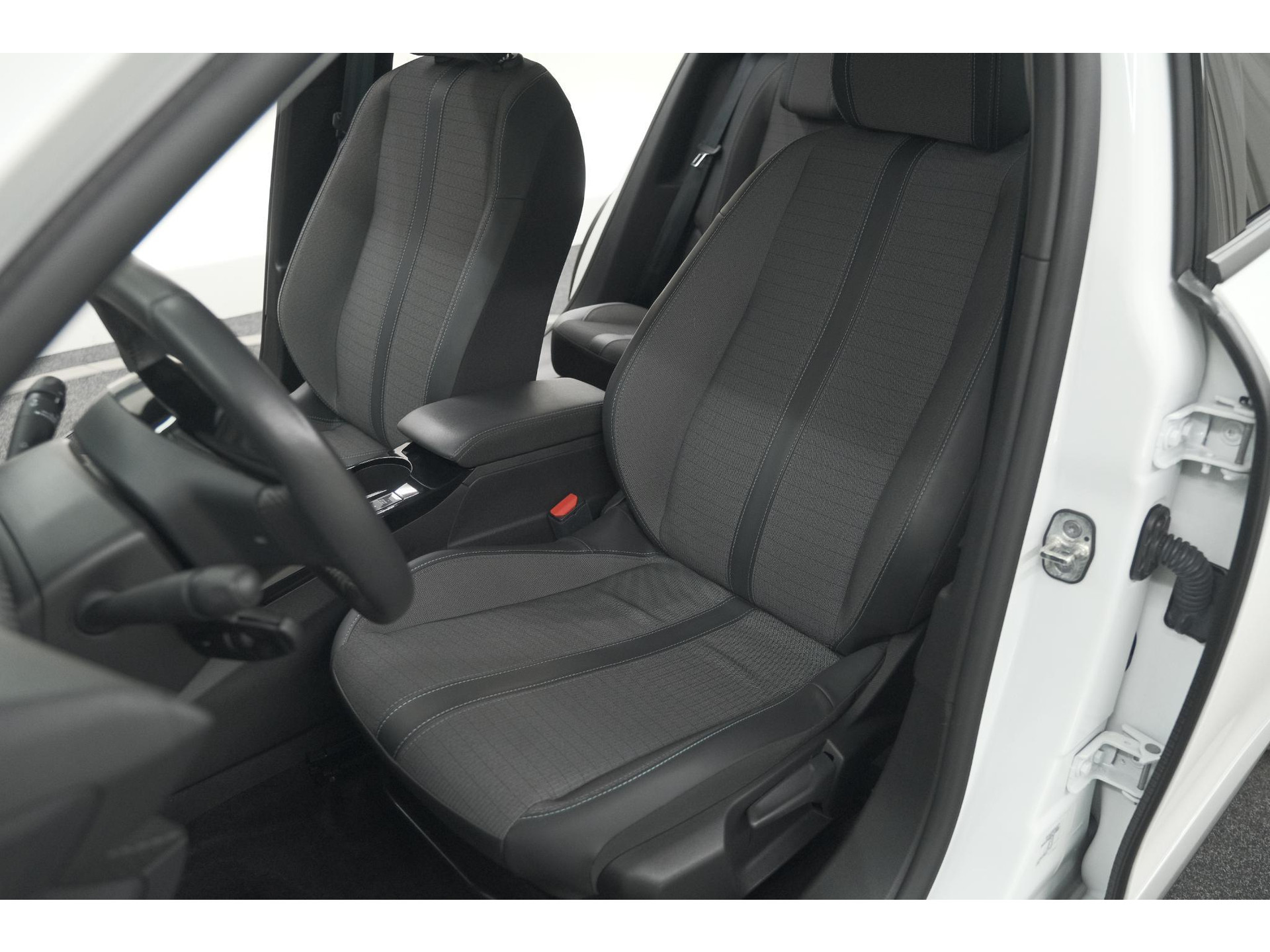 Peugeot 2008 PureTech 102 Allure Pack | Allseason Banden | Parkeersensoren | Apple Carplay