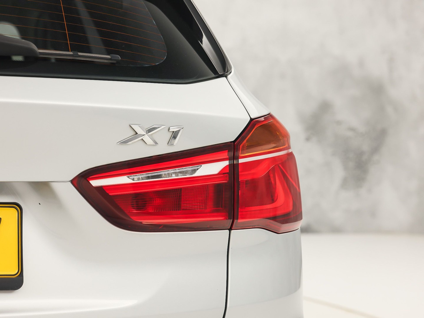 BMW X1 sDrive20i Executive 192Pk Automaat (NAVIGATIE, CLIMATE, TREKHAAK, SPORTSTOELEN, GETINT GLAS, PARKEERSENSOREN, NIEUWSTAAT)