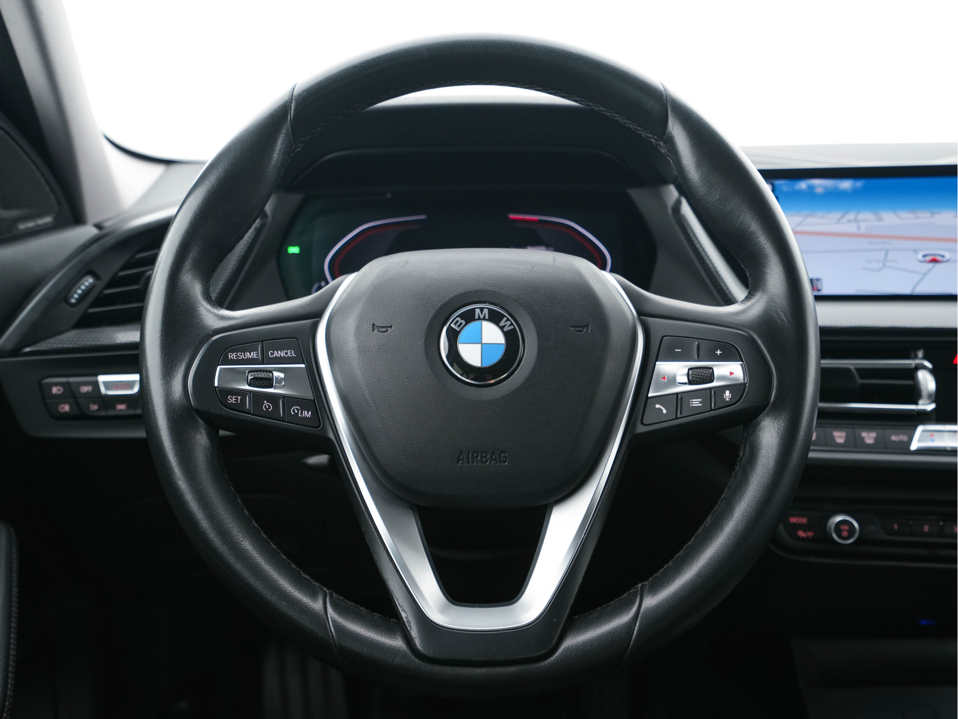 BMW 1-serie 118i High Executive Edition Sport-Line (INCL-BTW) *LEATHER | DIGI-COCKPIT | HARMAN/KARDON-AUDIO | FULL-LED | KEYLESS | NAVI-FULLMAP | DAB | CAMERA | ECC | CARPLAY | PDC | AMBIENT-LIGHT | CRUISE | SPORT-SEATS | 17"ALU*