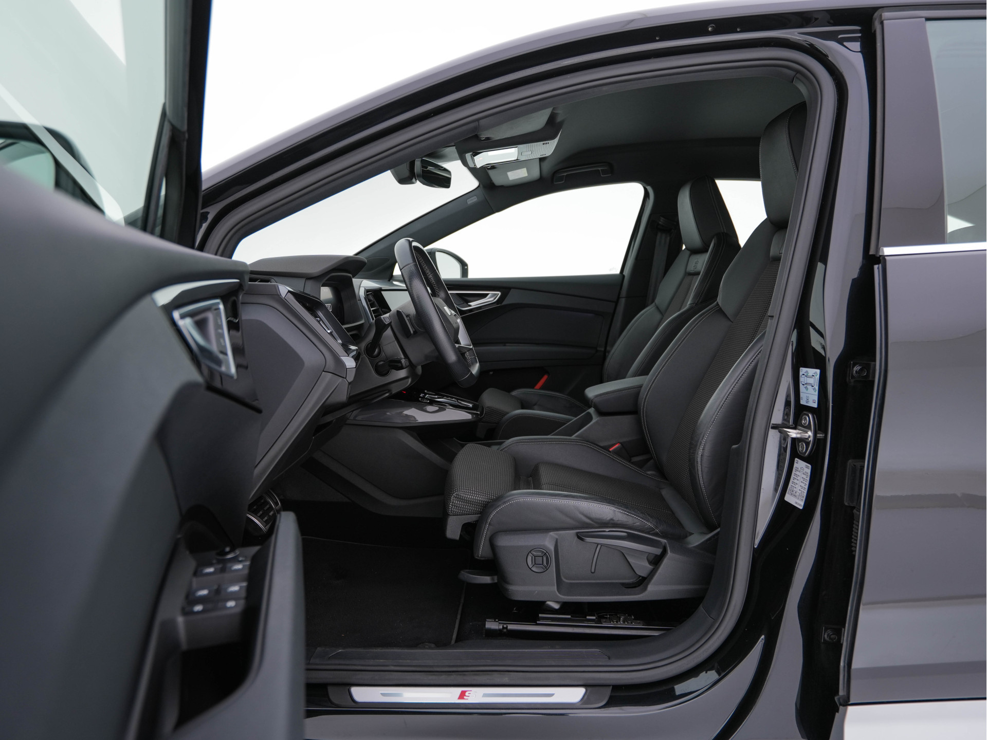 Audi Q4 Sportback e-tron 40 S-Line Edition 77 kWh [ 3-Fase ] {SOH-92%} (INCL-BTW) *HEAT-PUMP | LEATHER-FABRIC | MATRIX-LED | ADAPTIVE-CRUISE | AMBIENT-LIGHT | DIGI-COCKPIT | AUDI-SOUND | DAB+ | KEYLESS | SHIFT-PADDLES | CAMERA | HEATED-SPORTSEATS | 20''AL