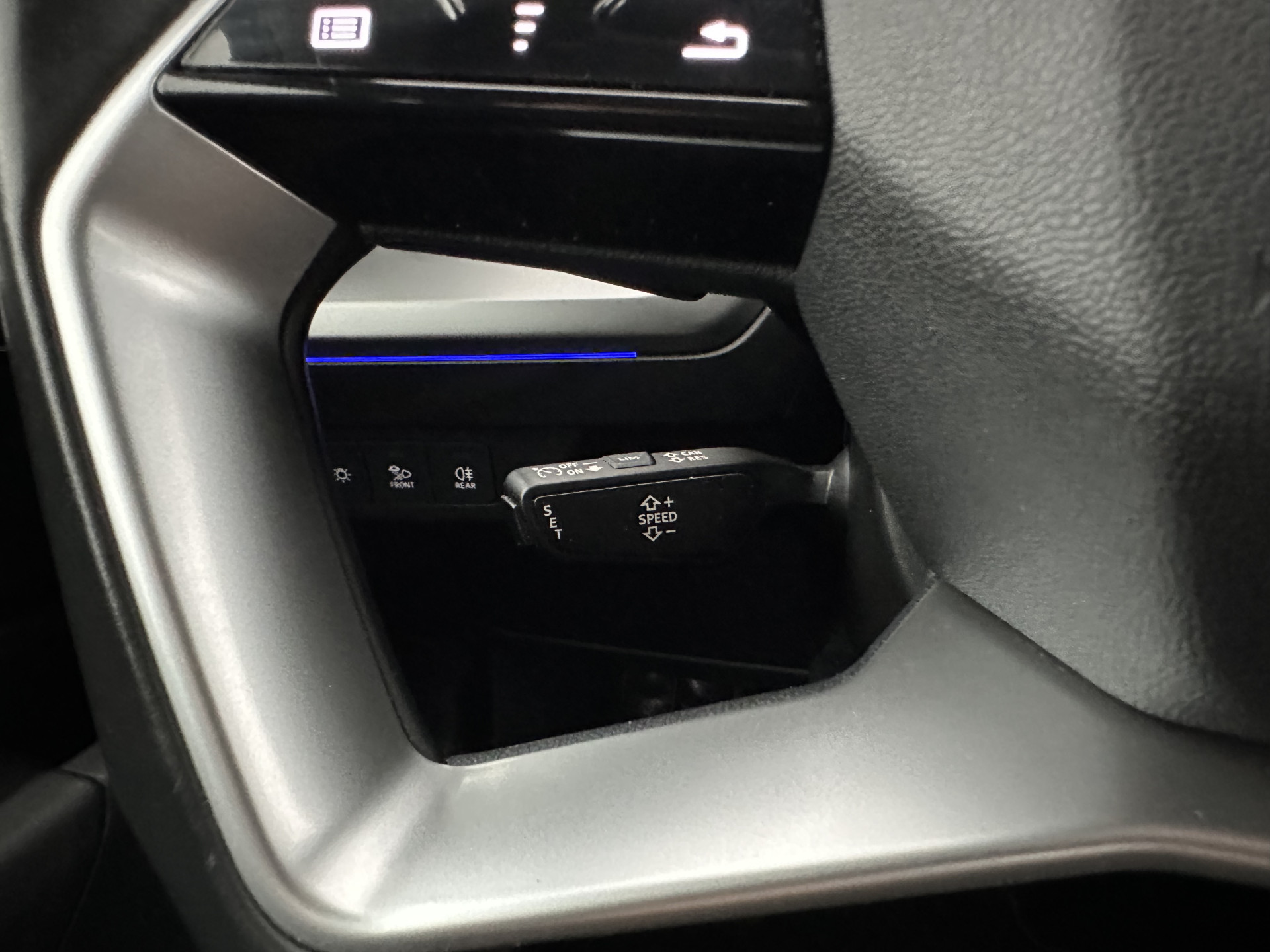 Audi Q4 e-tron 40 Launch Edition Advanced 77 kWh [ 3-Fase ] {SOH-88%} (INCL-BTW) *MATRIX-LED | NAVI-FULLMAP | KEYLESS | CAMERA | DIGI-COCKPIT | DAB | AMBIENT-LIGHT | HEATED-SPORTSEATS | TOWBAR | 19''ALU*