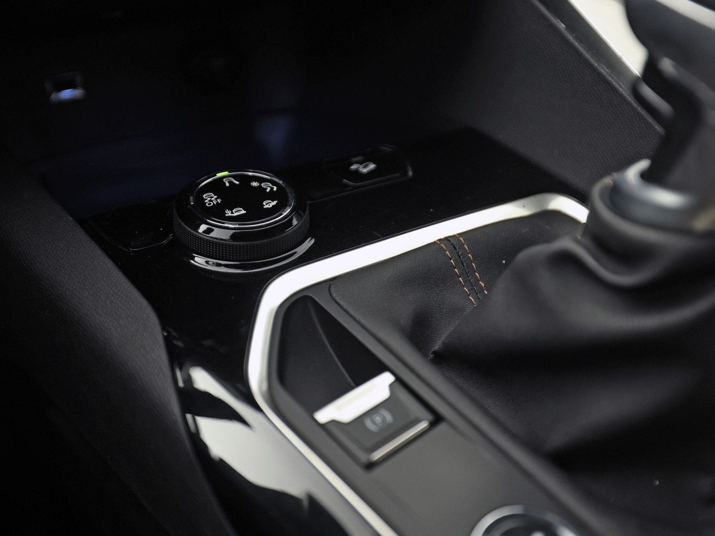 Peugeot 3008 1.2 PureTech GT Line (PANORAMADAK, APPLE CARPLAY, KEYLESS, 360 CAMERA, SPORTSTOELEN, GETINT GLAS, LED KOPLAMPEN, DRIVE MODE, NIEUWSTAAT)