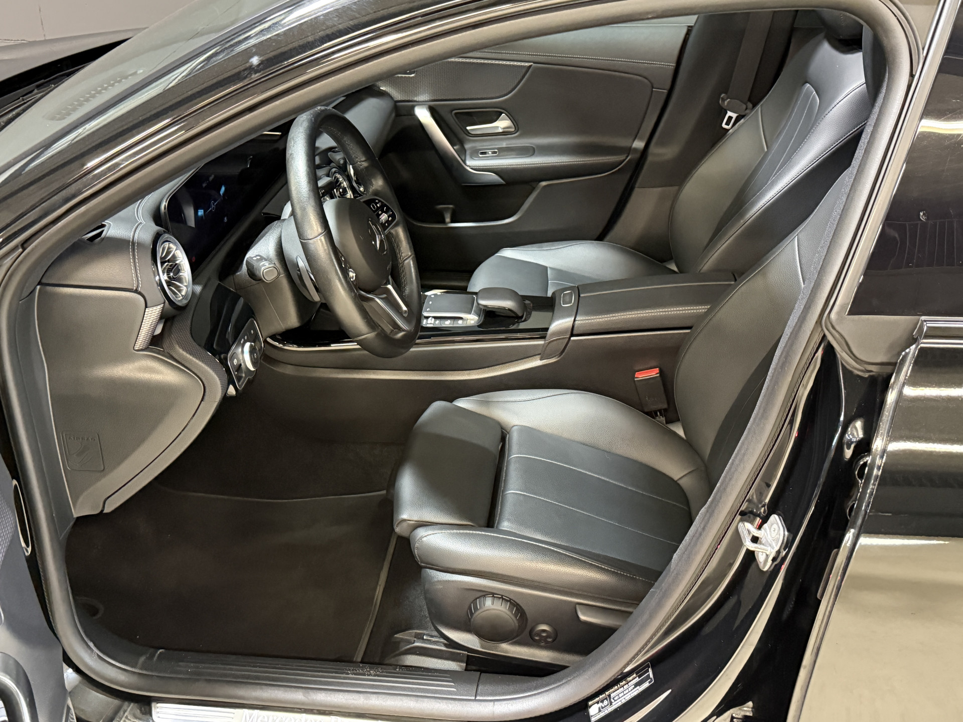 Mercedes-Benz CLA-klasse Shooting Brake 180 Luxury Line | Panoramadak | Leder | Camera | Sfeerverlichting