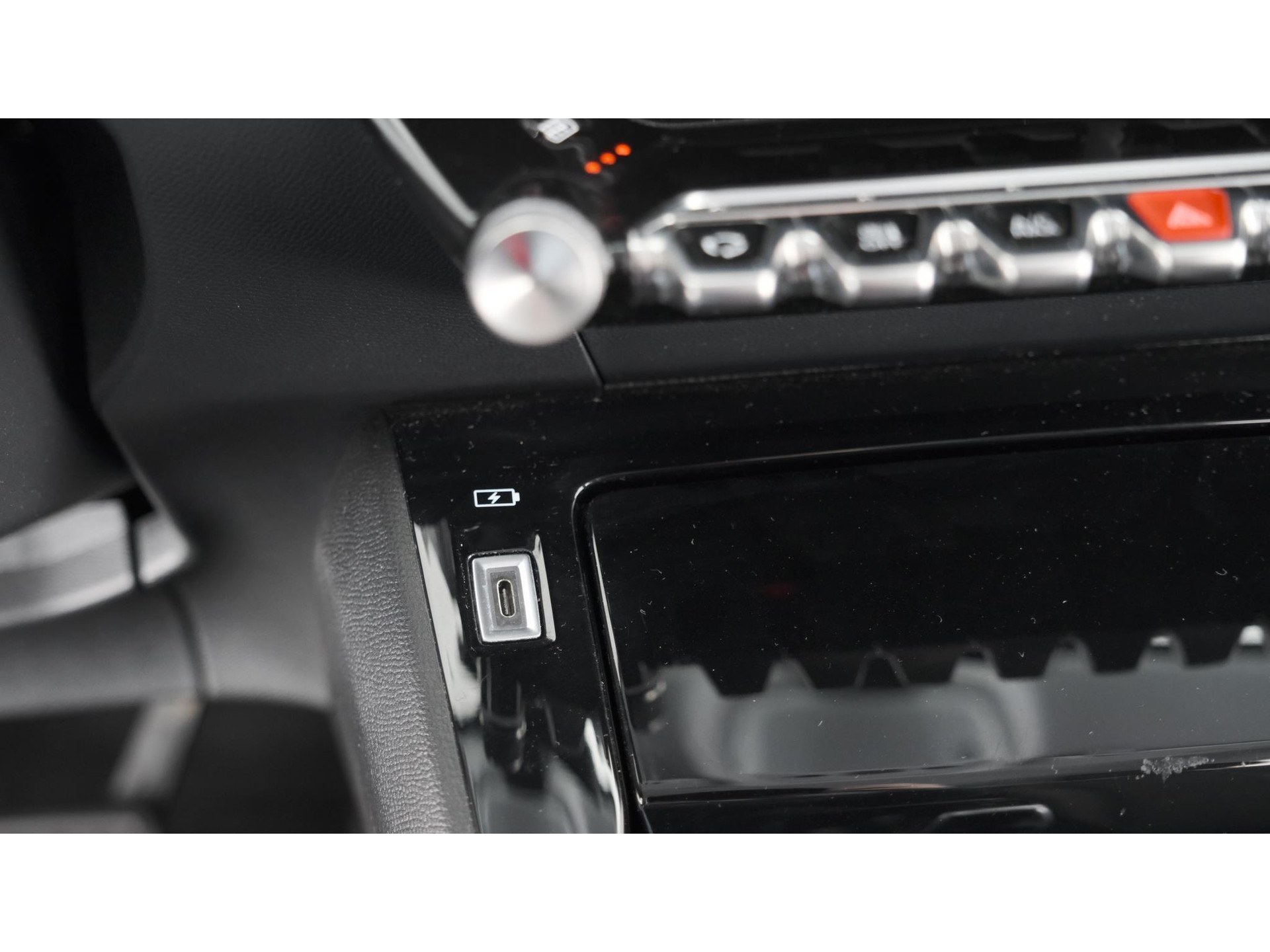 Peugeot 208 PureTech 100 EAT8 Allure | Parkeersensoren | Stoelverwarming | Apple Carplay | Climate Control
