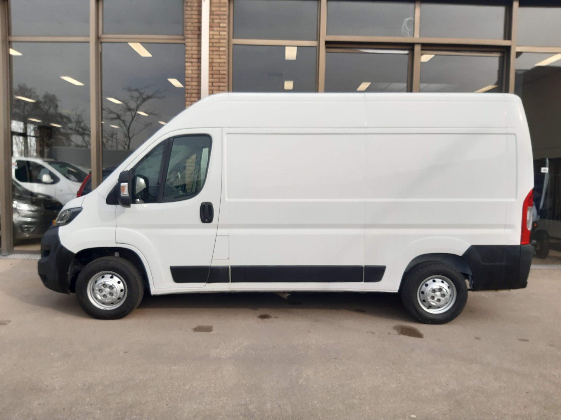 Peugeot Boxer 2.2 BlueHDi 140 Pk L2H2 Airco Cruise control Navigatie