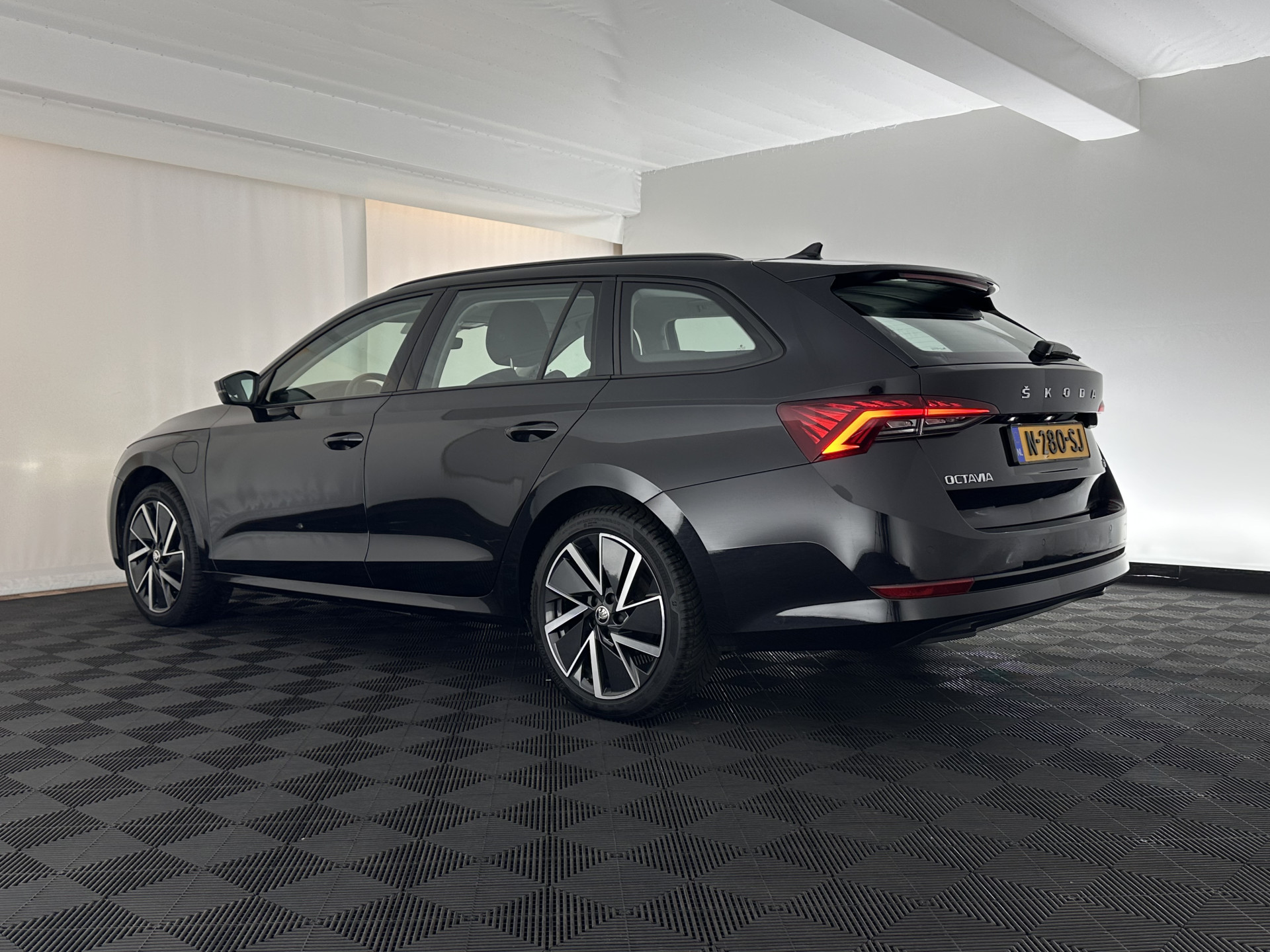 ŠKODA Octavia Combi 1.4 TSI iV PHEV Business Edition (Plug-in) (INCL-BTW) *FULL-LED | DIGI-COCKPIT | COMFORTSEATS | NAVI-FULLMAP | PRIVACY-GLASS | DAB | SHIFTPADDLES | ECC | PDC | CRUISE | TOWBAR | 18''ALU*