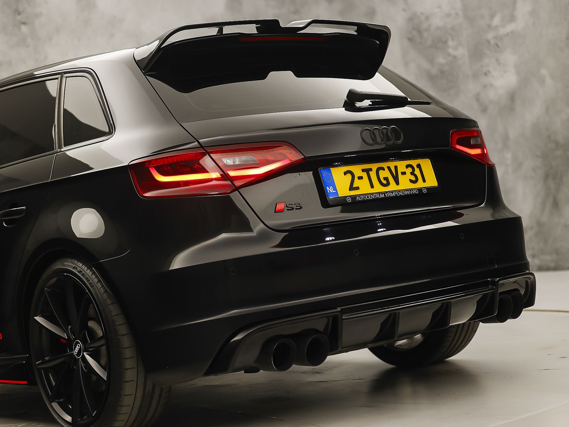 Audi A3 Sportback 2.0 TFSI S3 quattro S-Line 300Pk Automaat (PANORAMADAK, BLACK PACK, BANG&OLUFSEN, ELEK SPORTSTOELEN, RODE GORDELS, GETINT GLAS, PARKEERSENSOREN, NIEUWSTAAT)
