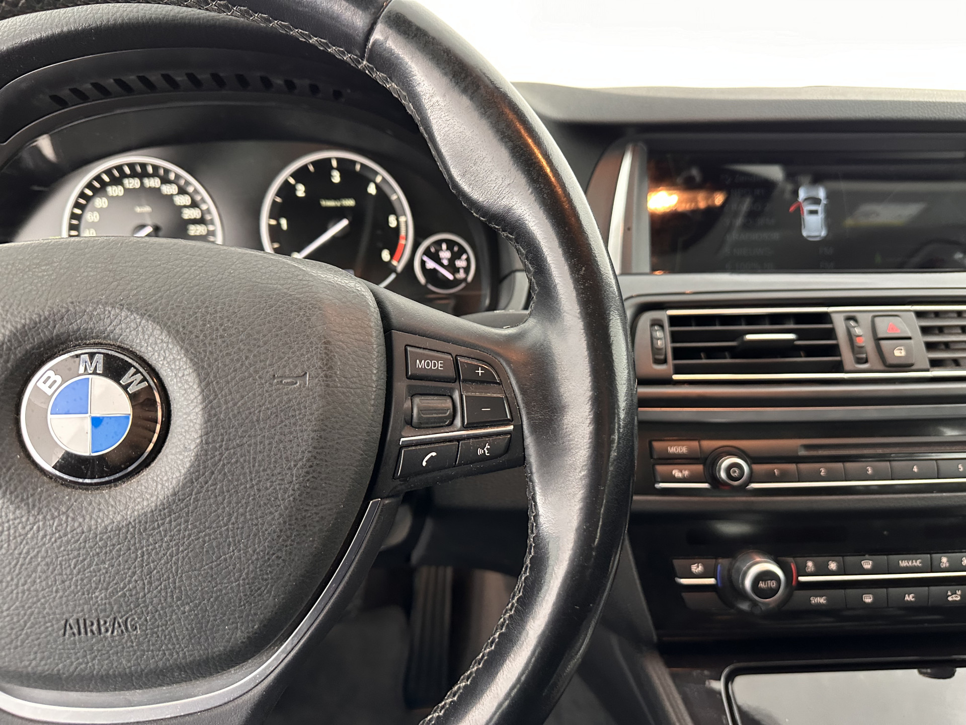 BMW 5-serie Touring 518d Executive Aut. *NAVI-FULLMAP | BI-XENON | CARPLAY |  LANE-ASSIST | TOWBAR | ECC | PDC | CRUISE | COMFORT-SEATS | AMBIENT-LIGHT | 17''ALU*