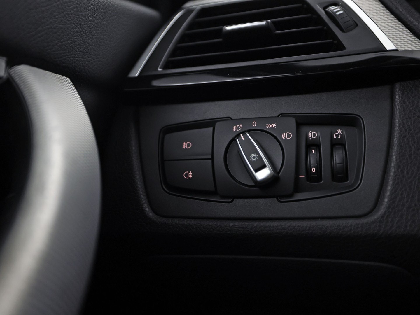 BMW 3 Serie 318i M Sport High Executive Automaat (VIRTUAL COCKPIT, M PAKKET, GROOT NAVI, STOELVERWARMING, SPORT AUTOMAAT, SPORTSTOELEN, TREKHAAK, GETINT GLAS, PARKEERSENSOREN, NIEUWSTAAT)