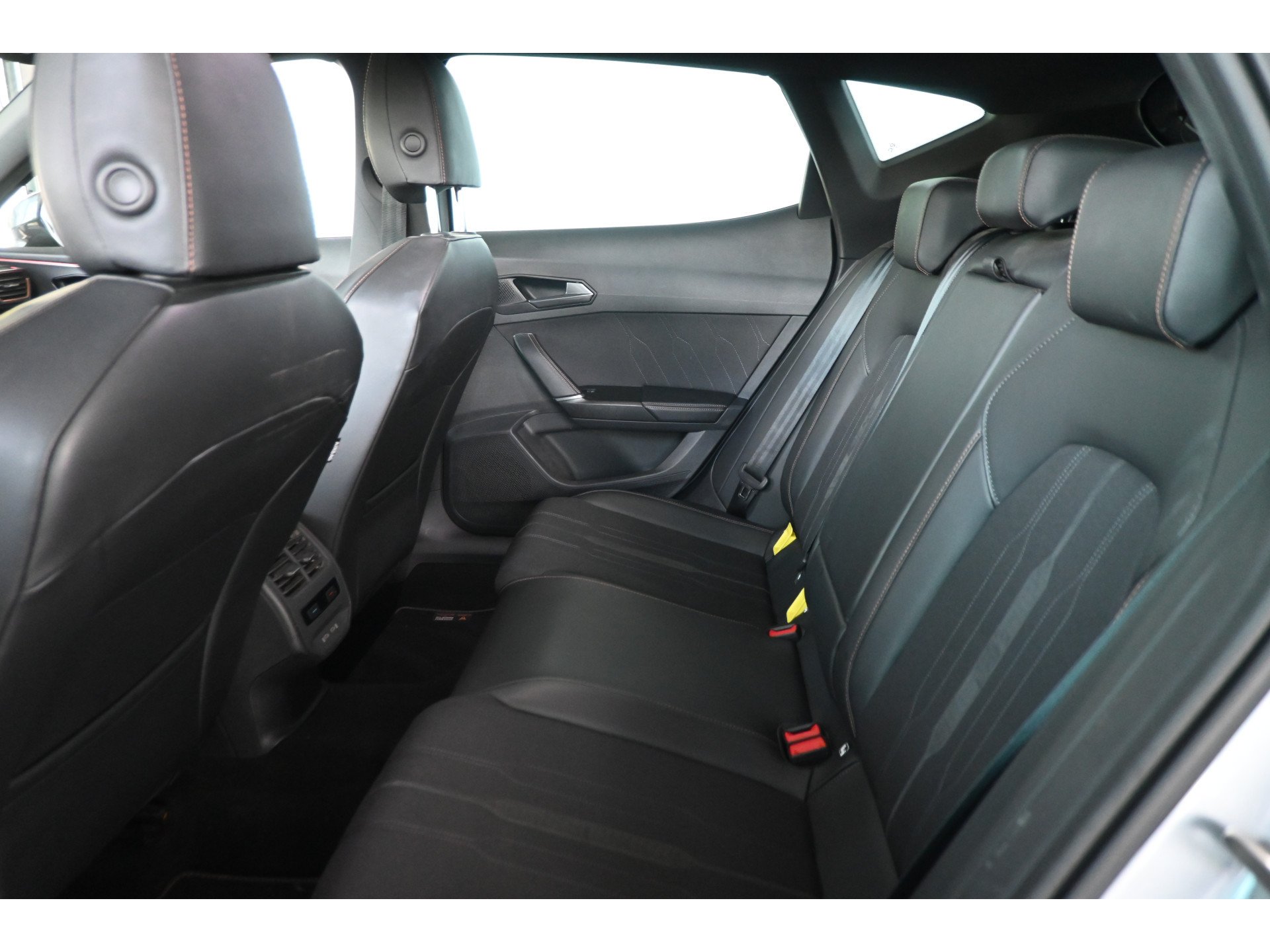 CUPRA Formentor 1.5 TSI Automaat Clima Adaptieve cruise Navigatie Apple carplay Trekhaak PDC Inruil mogelijk