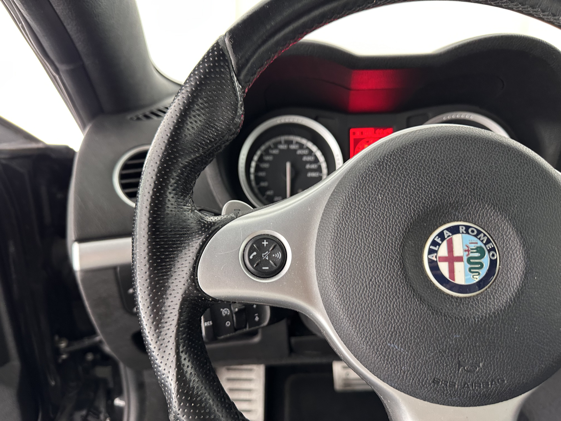 Alfa Romeo Spider 2.4 JTD Q-Tronic Exclusive TI-Sportpack Aut. *LUXURY-LEATHER | BI-XENON | SPORT-SEATS | ECC | SHIFTPADDLES | PDC | CRUISE | 19''ALU*