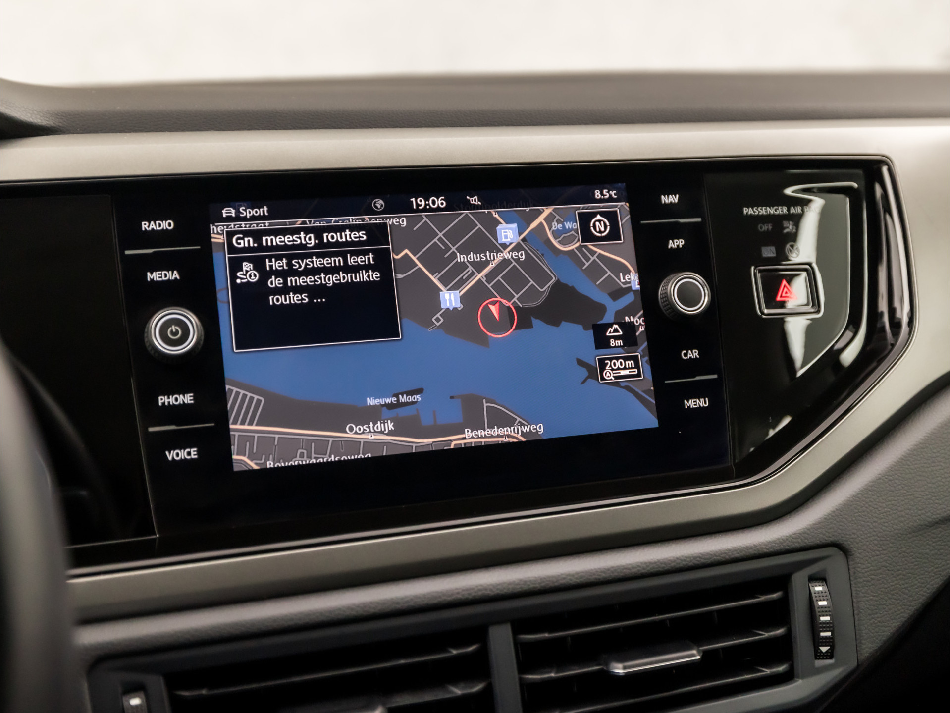 Volkswagen Polo 1.0 TSI Sportline (APPLE CARPLAY, GROOT NAVI, CLIMATE, CAMERA, SPORTSTOELEN, LM VELGEN, ADAPTIVE CRUISE, MODE KNOP, PARKEER ASSISTENT, PARKEERSENSOREN, NIEUWSTAAT)