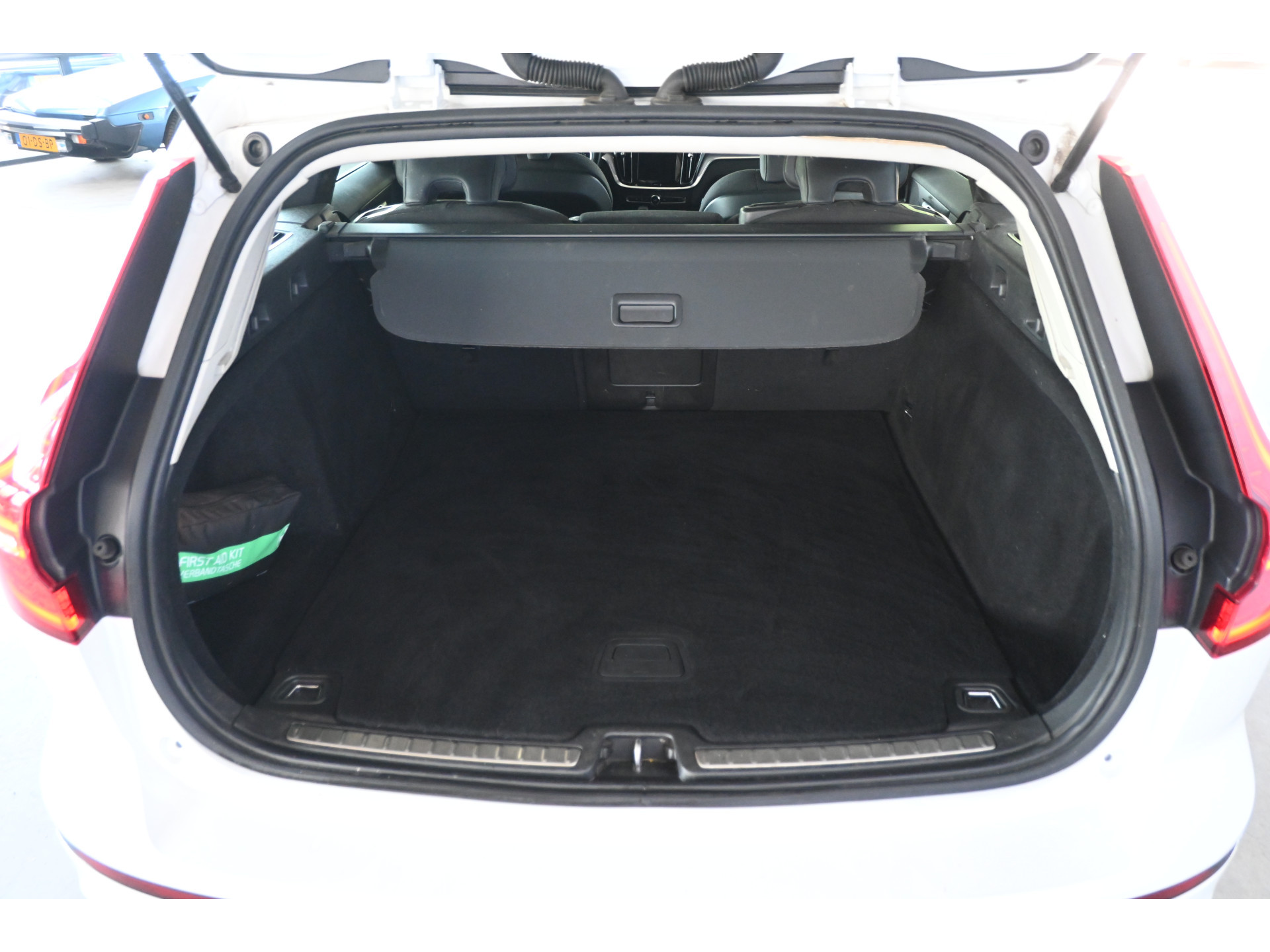 Volvo V60 2.0 B3 Momentum Advantage Automaat Navigatie Stuur/Stoelverwarming Inruil Mogelijk!