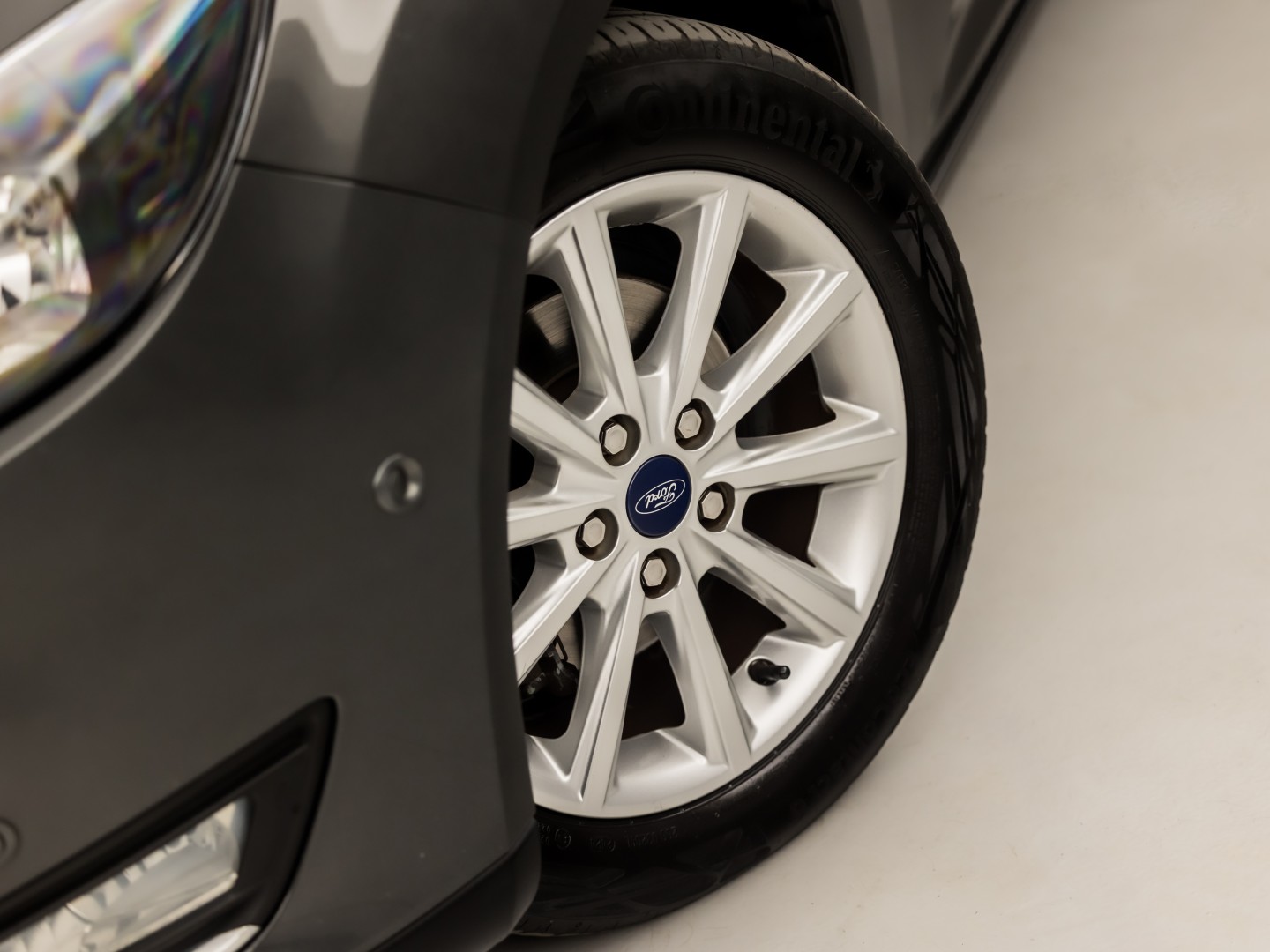 Ford Focus Wagon 1.0 Titanium Sport (APPLE CARPLAY, NAVIGATIE, CLIMATE, GETINT GLAS, SPORTSTOELEN, KEYLESS, PARKEERSENSOREN, NIEUWE APK, NIEUWSTAAT)